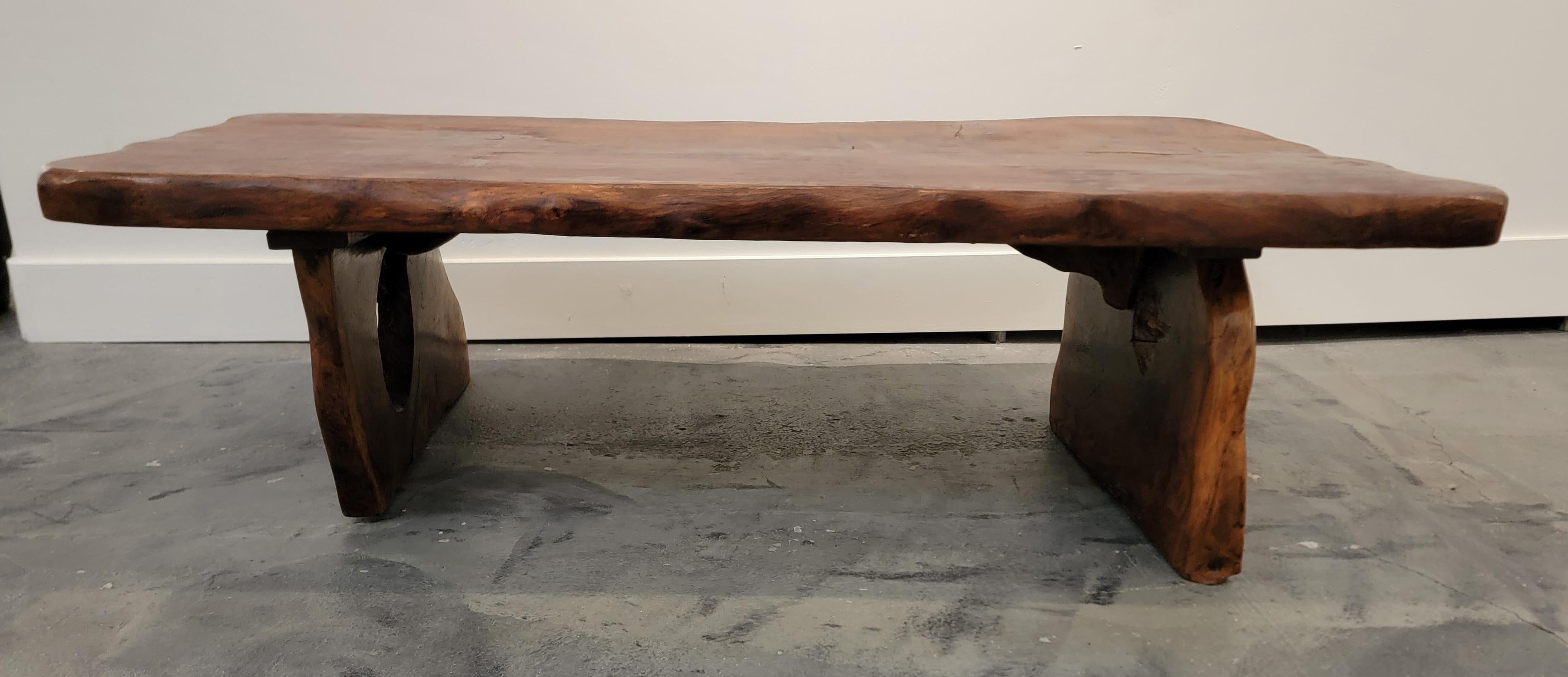Organique Table basse à bord vif en bois de séquoia organique et moderne en vente