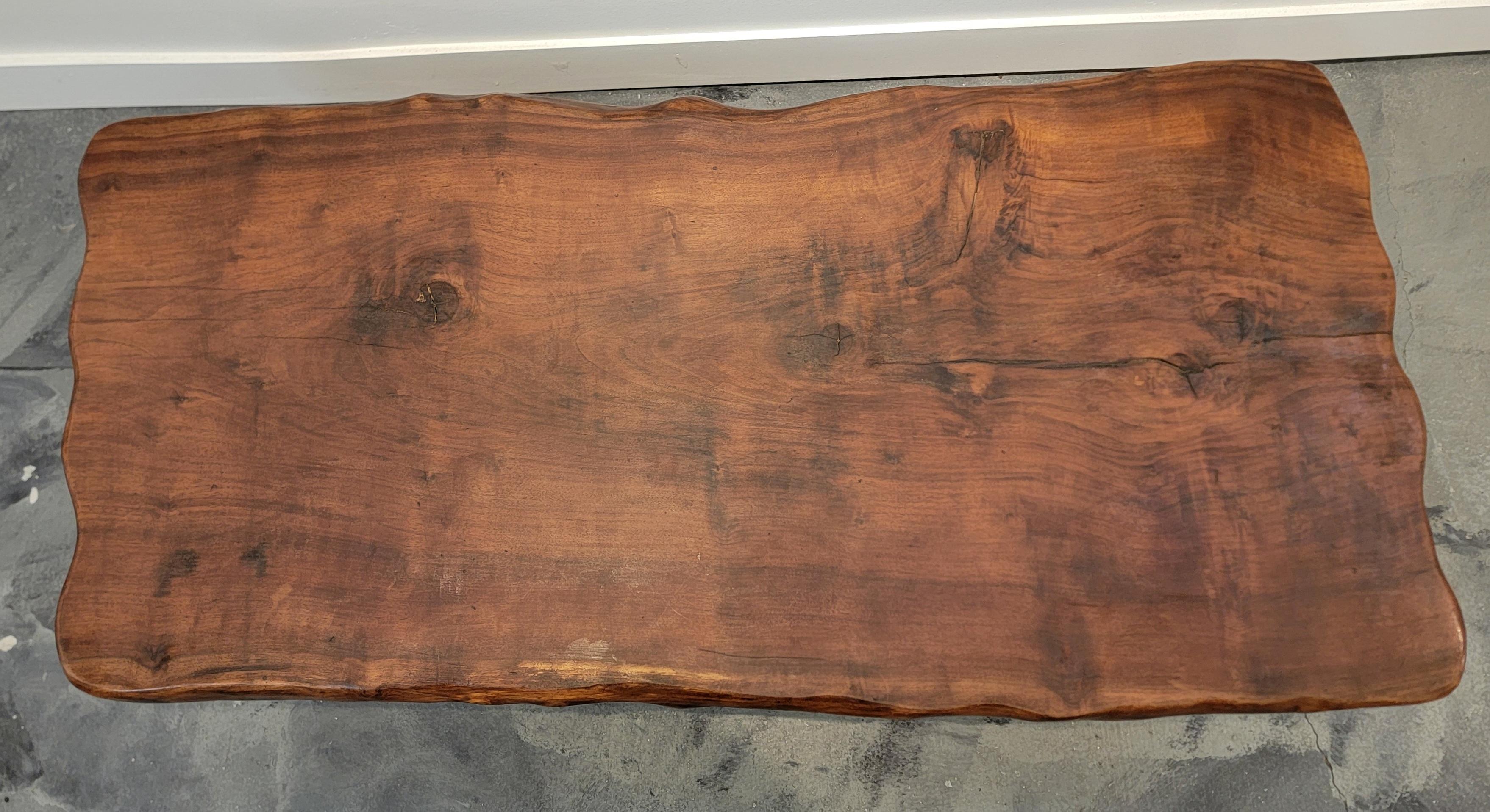 Américain Table basse à bord vif en bois de séquoia organique et moderne en vente