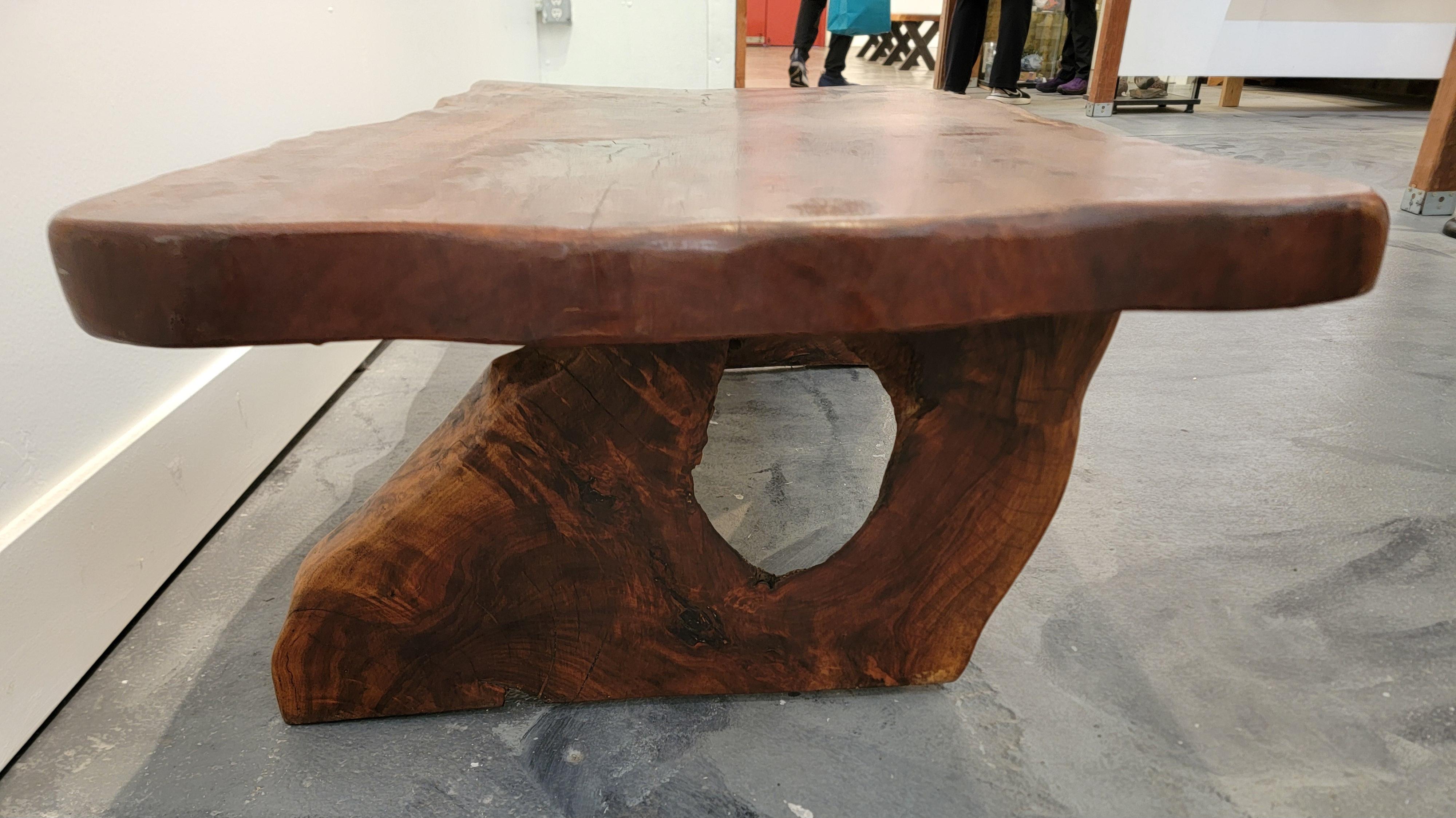 20ième siècle Table basse à bord vif en bois de séquoia organique et moderne en vente