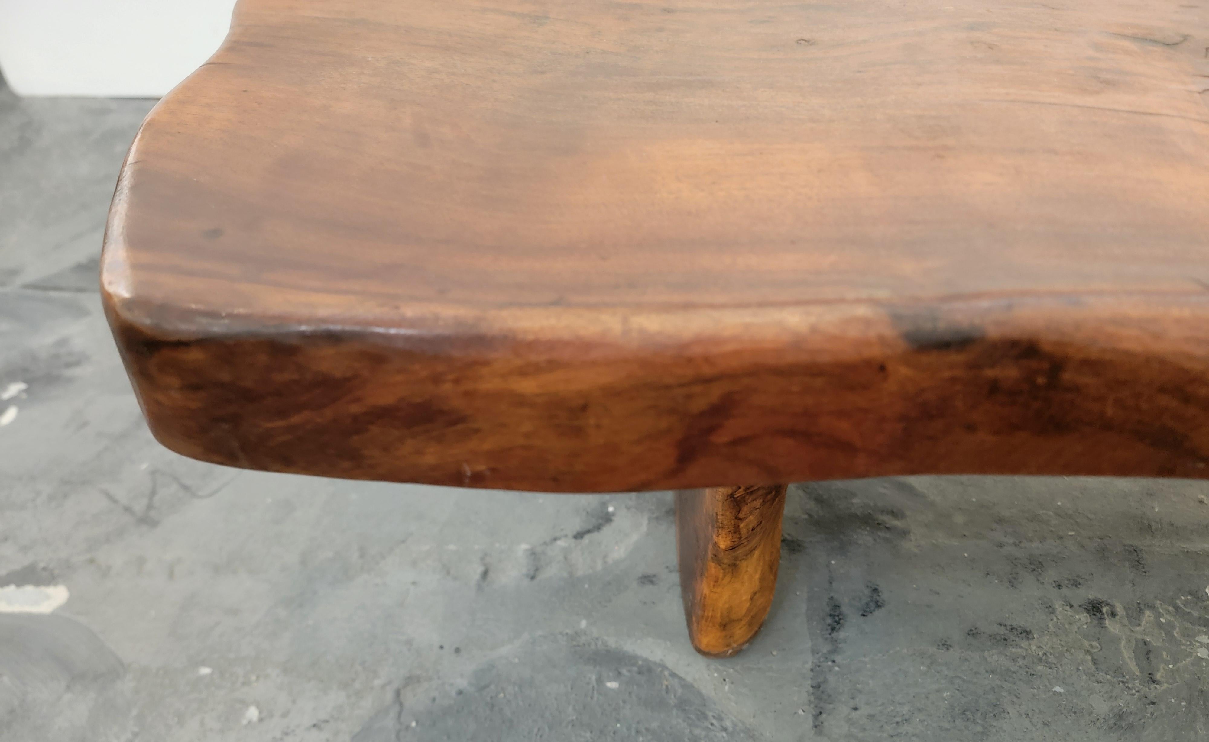 Table basse à bord vif en bois de séquoia organique et moderne en vente 1
