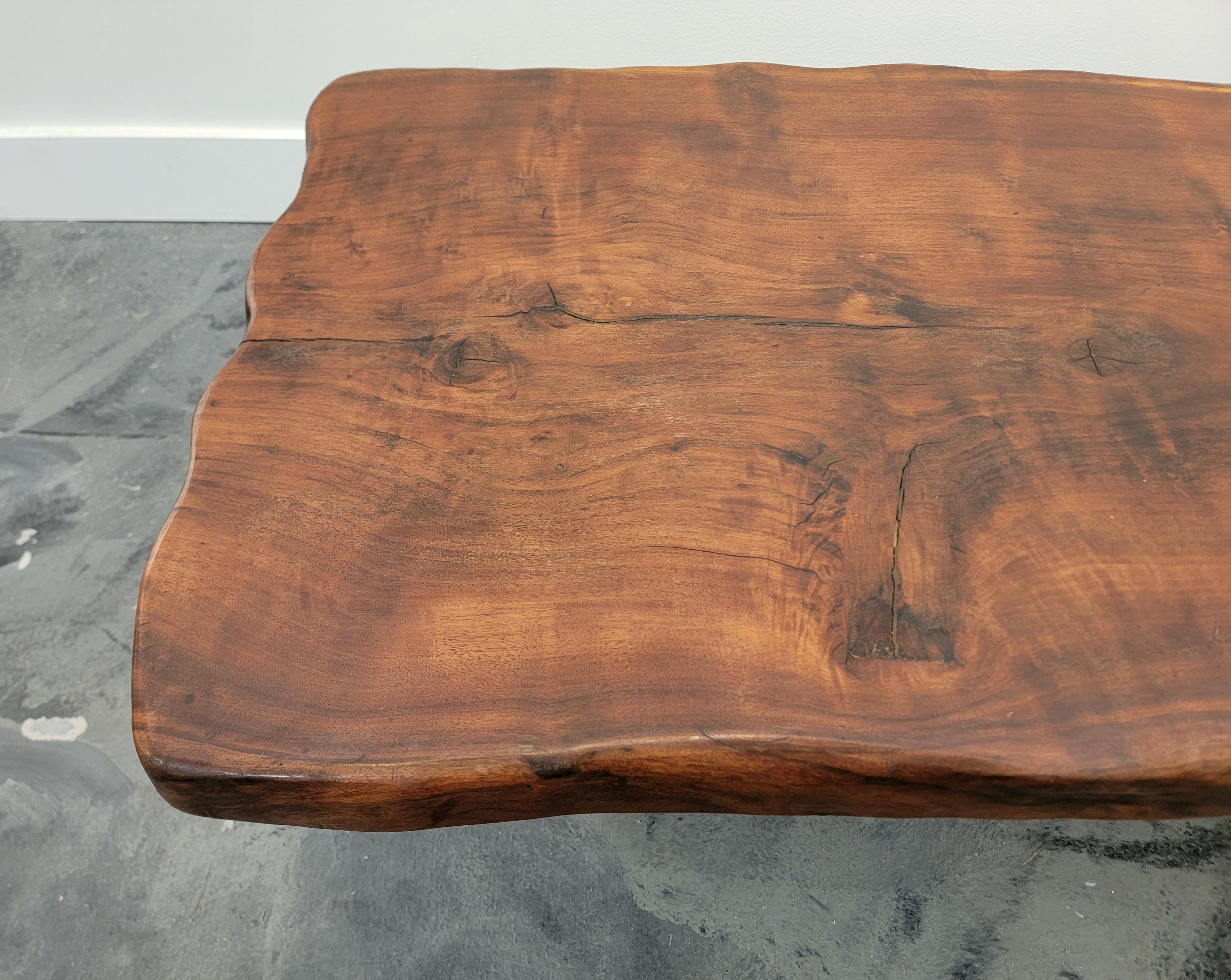 Table basse à bord vif en bois de séquoia organique et moderne en vente 2
