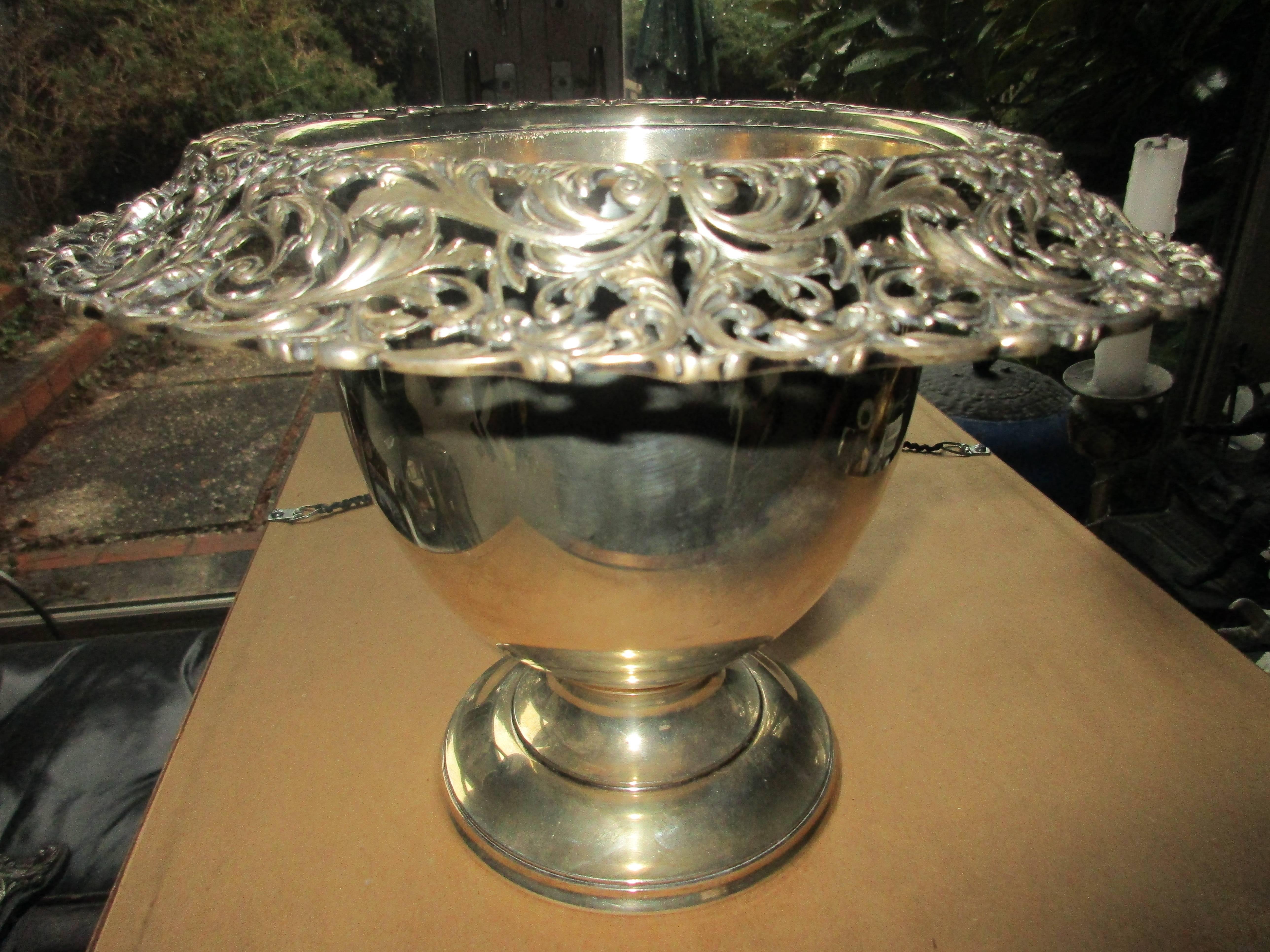 Reed and Barton 1920s sterling handwork wine cooler/ centrepiece with silver
plate liner. Silver weight: 40 troy ounces....excellent condition...liner good





 