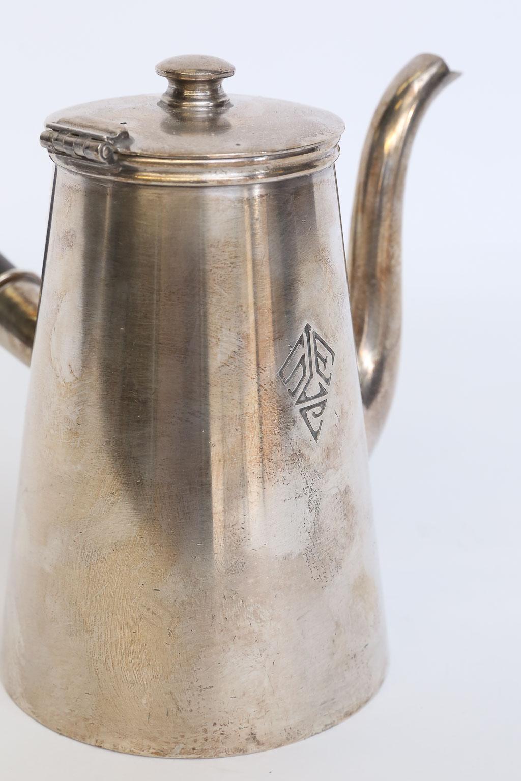 Il s'agit d'un pot à chocolat Reed and Barton en argent, soudé à l'hôtel, avec une poignée en bois pour garder les mains au frais pendant le service du chocolat chaud. La pièce est marquée sur le fond Reed & Barton argent soudé 480 32 oz et porte