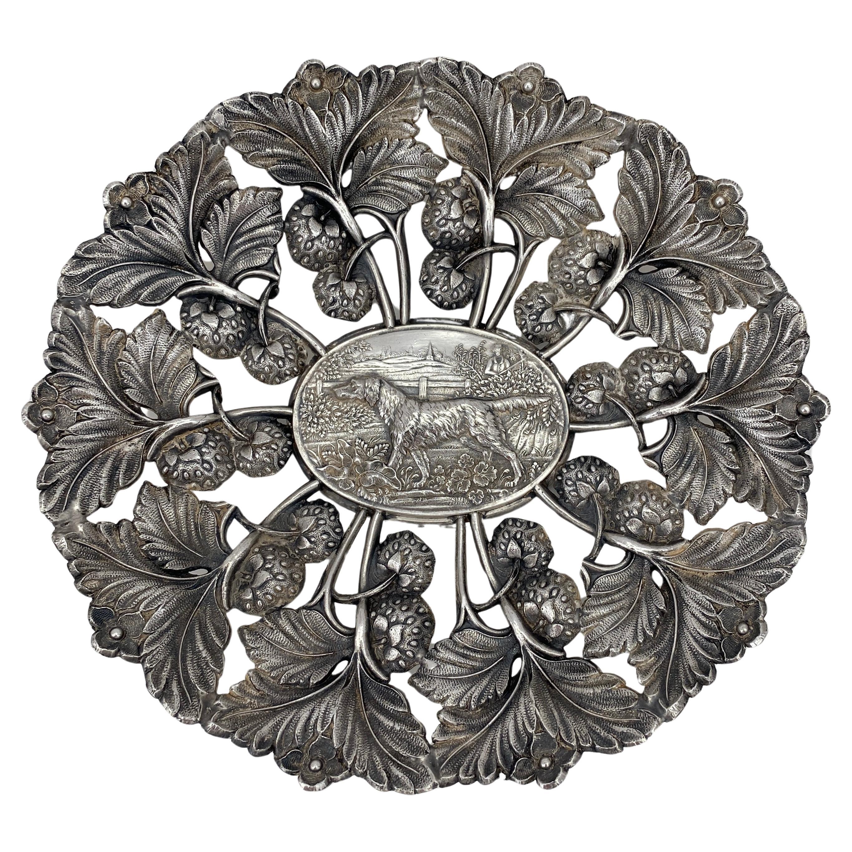 Art Déco Reed & Barton Sculpted Bowl, Piatto placcato in argento con cane in vendita