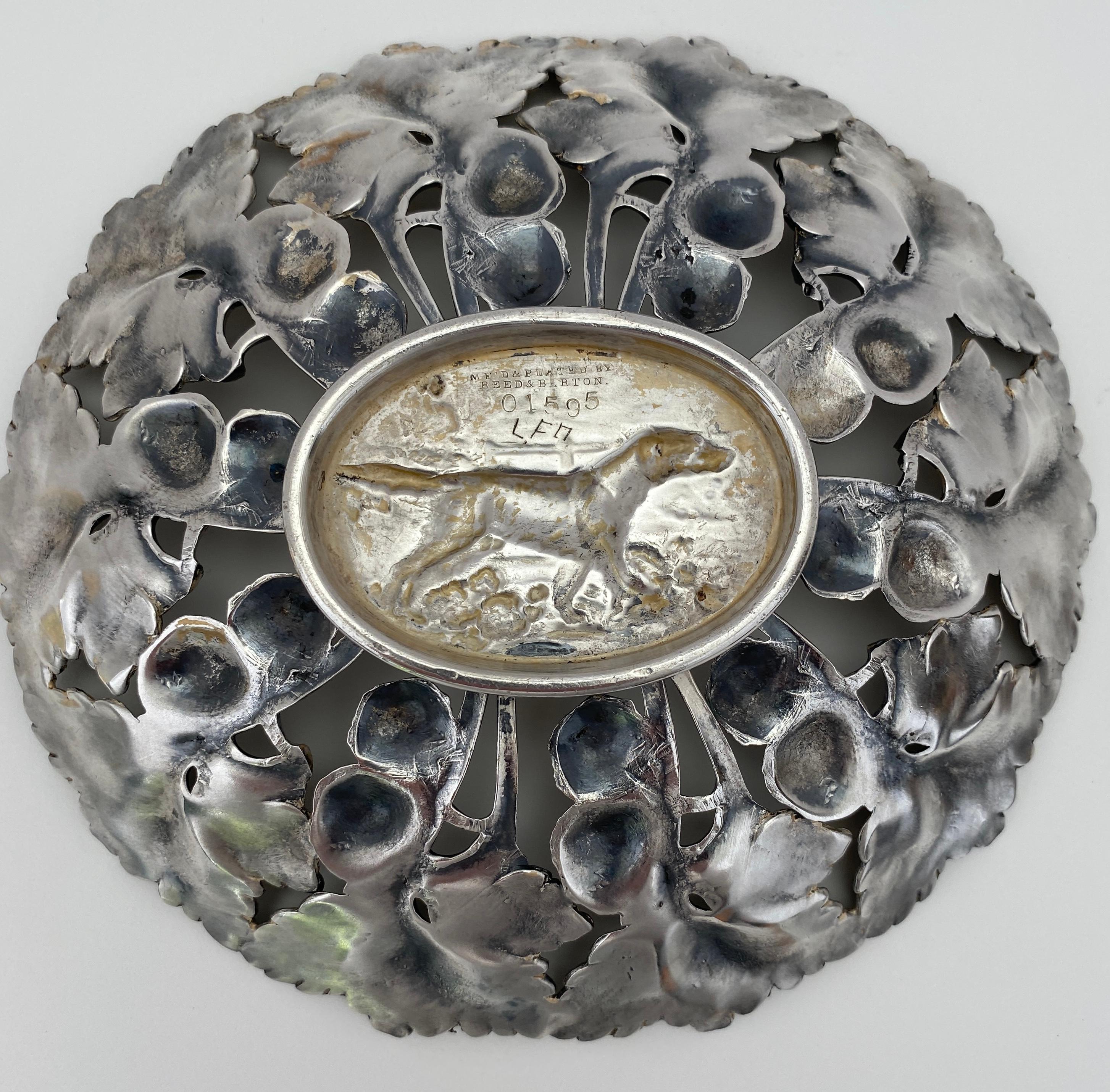 Reed & Barton Sculpted Bowl, Piatto placcato in argento con cane In condizioni buone in vendita a Miami, FL