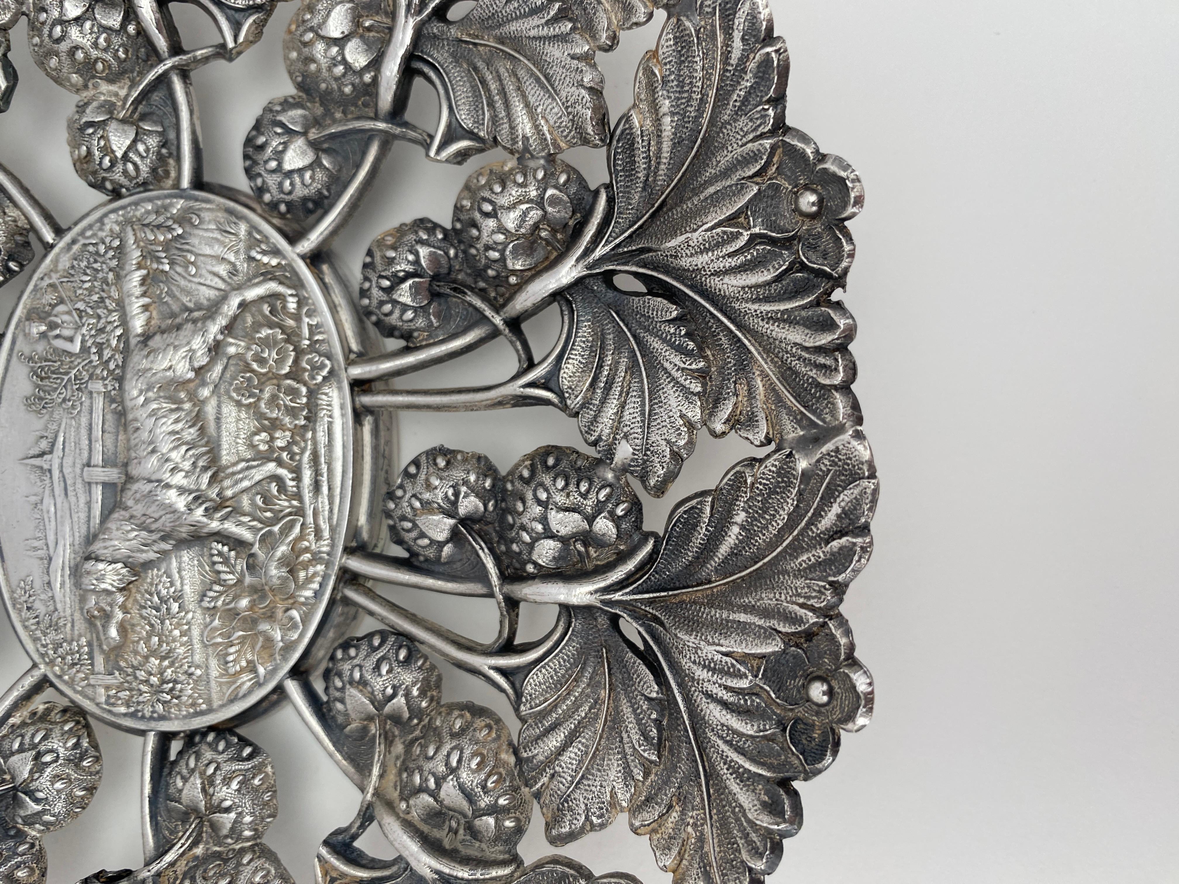 XX secolo Reed & Barton Sculpted Bowl, Piatto placcato in argento con cane in vendita