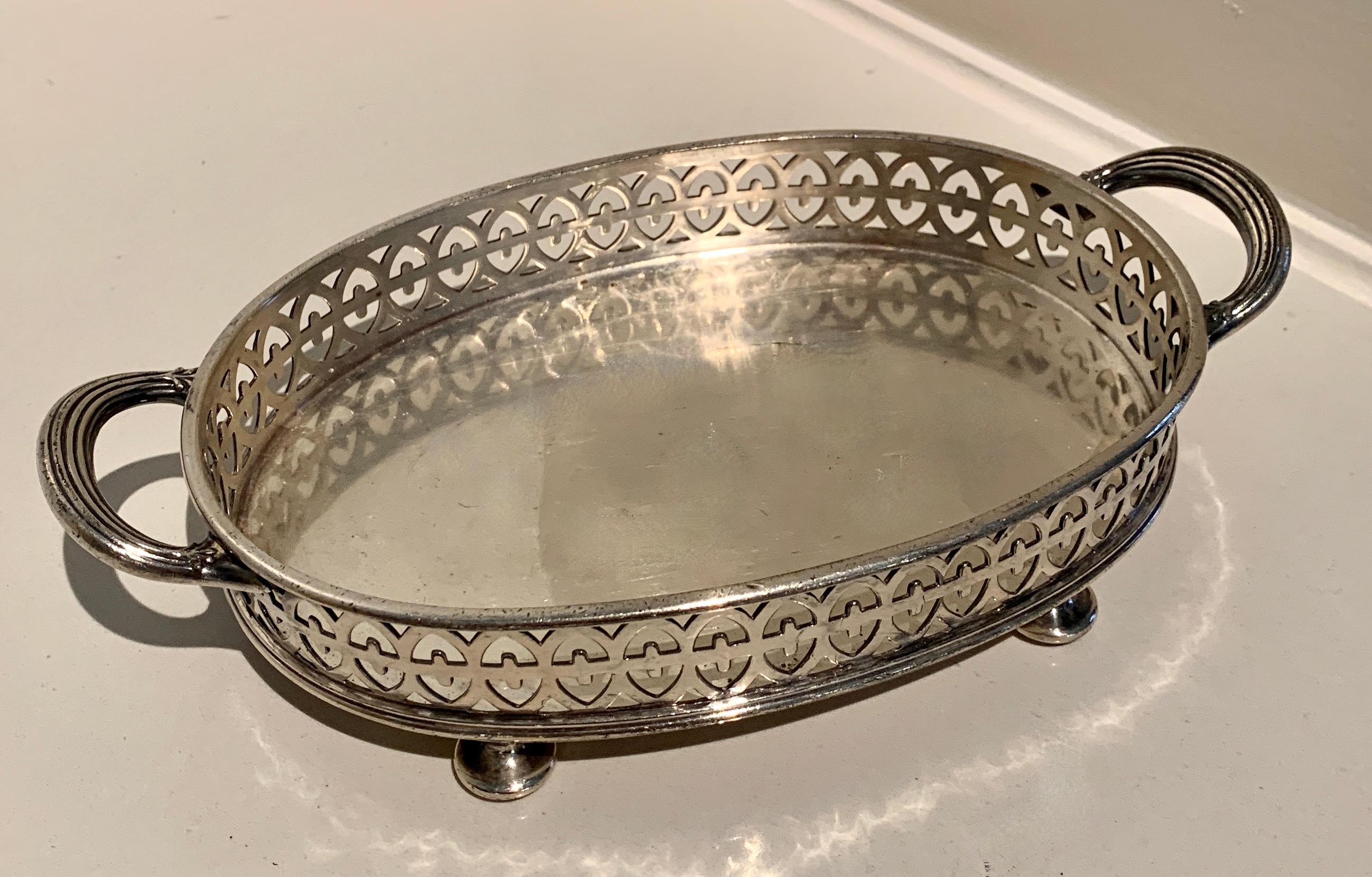 XX secolo Reed & Barton Silver Gallery Vassoio con maniglie in vendita