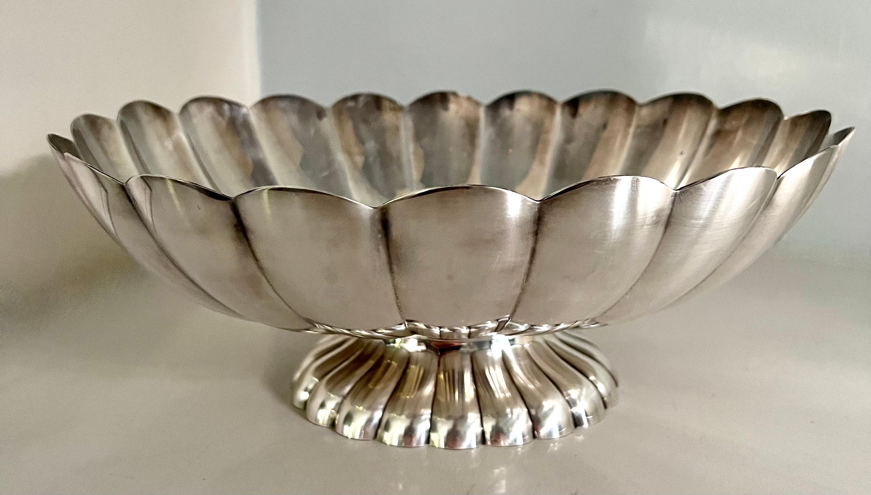 Reed and Barton silver plate ribbed bowl. A compliment to any cocktail or dining table - great for the bar or an centerpiece floral arrangement. Housewarming, Wedding gift, Mothers day gift.