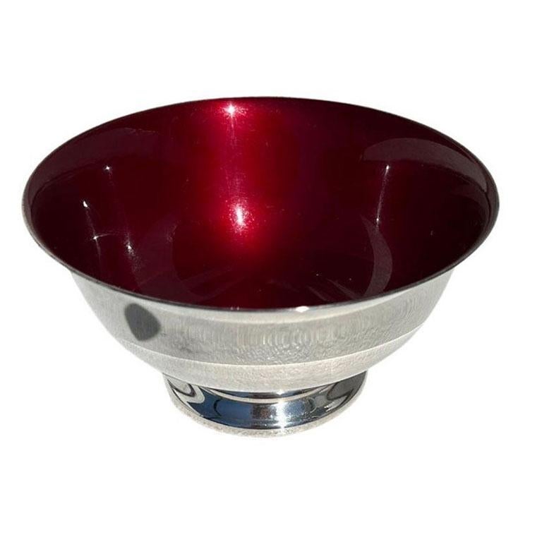 Cuenco Paul Revere esmaltado en plata y rojo rubí. Una pieza preciosa con una forma rica en historia. Fabricado en Massachusetts, el mismo lugar donde se creó la fuente original de Paul Revere. Con una silueta tradicional y una bonita placa de plata