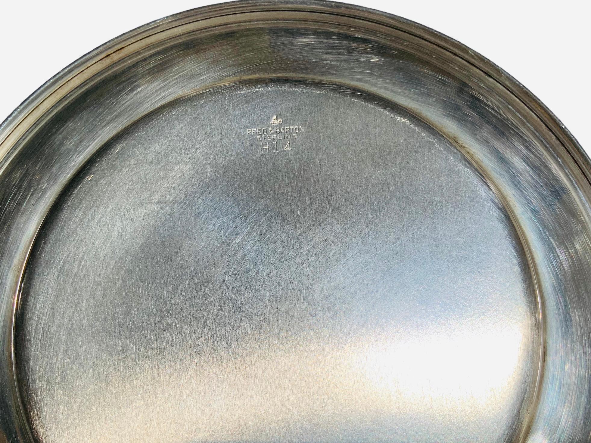Dies ist ein Reed and Barton Sterling Silber Runde Platte. Dieser kleine Teller kann für Vorspeisen oder Brot verwendet werden. Sie ist auf der Rückseite des Tellers mit Reed & Barton Sterling H 14 gestempelt.