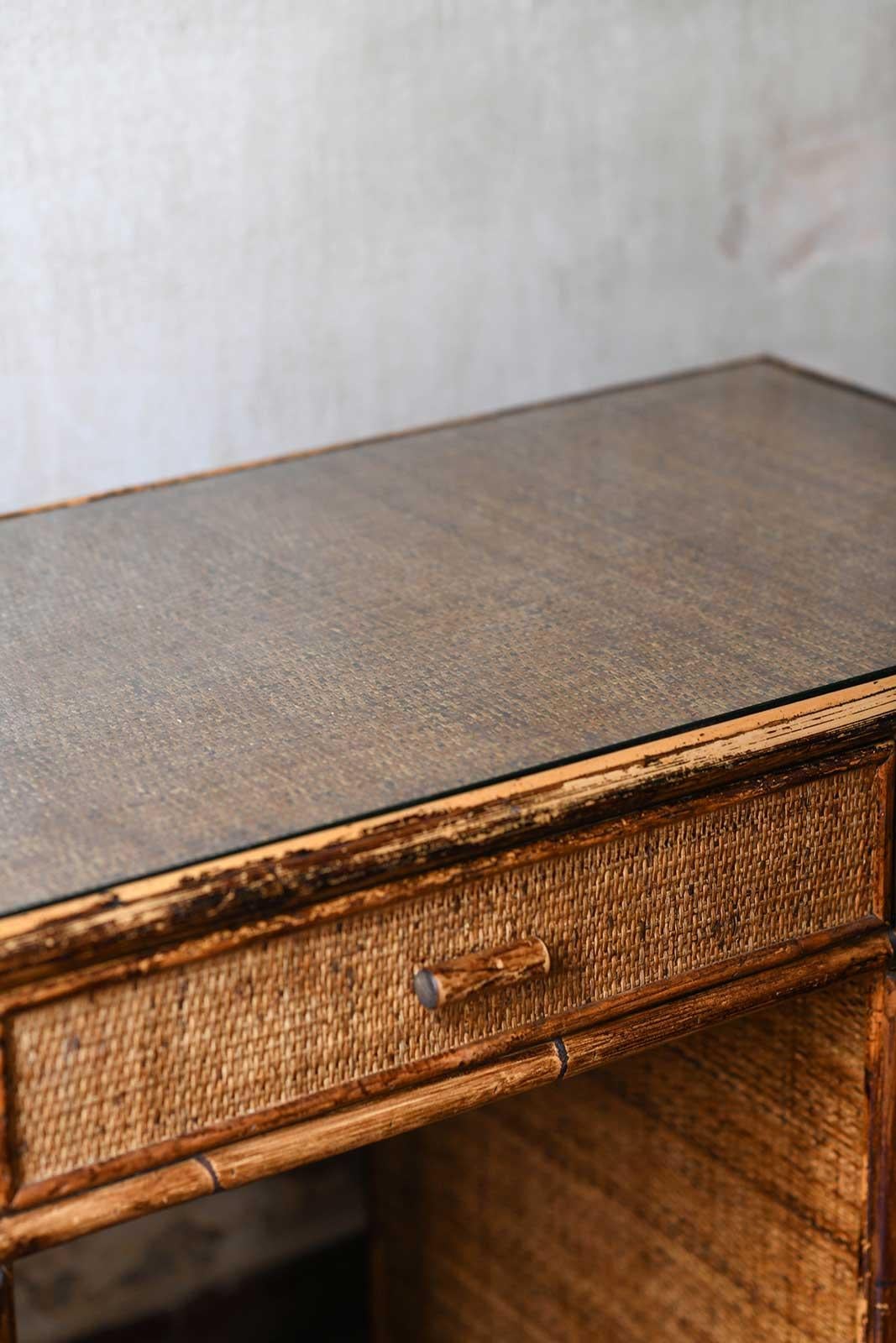 Reed and wicker desk with glass shelf and drawers, Italy 1980 In Good Condition In Roma, RM