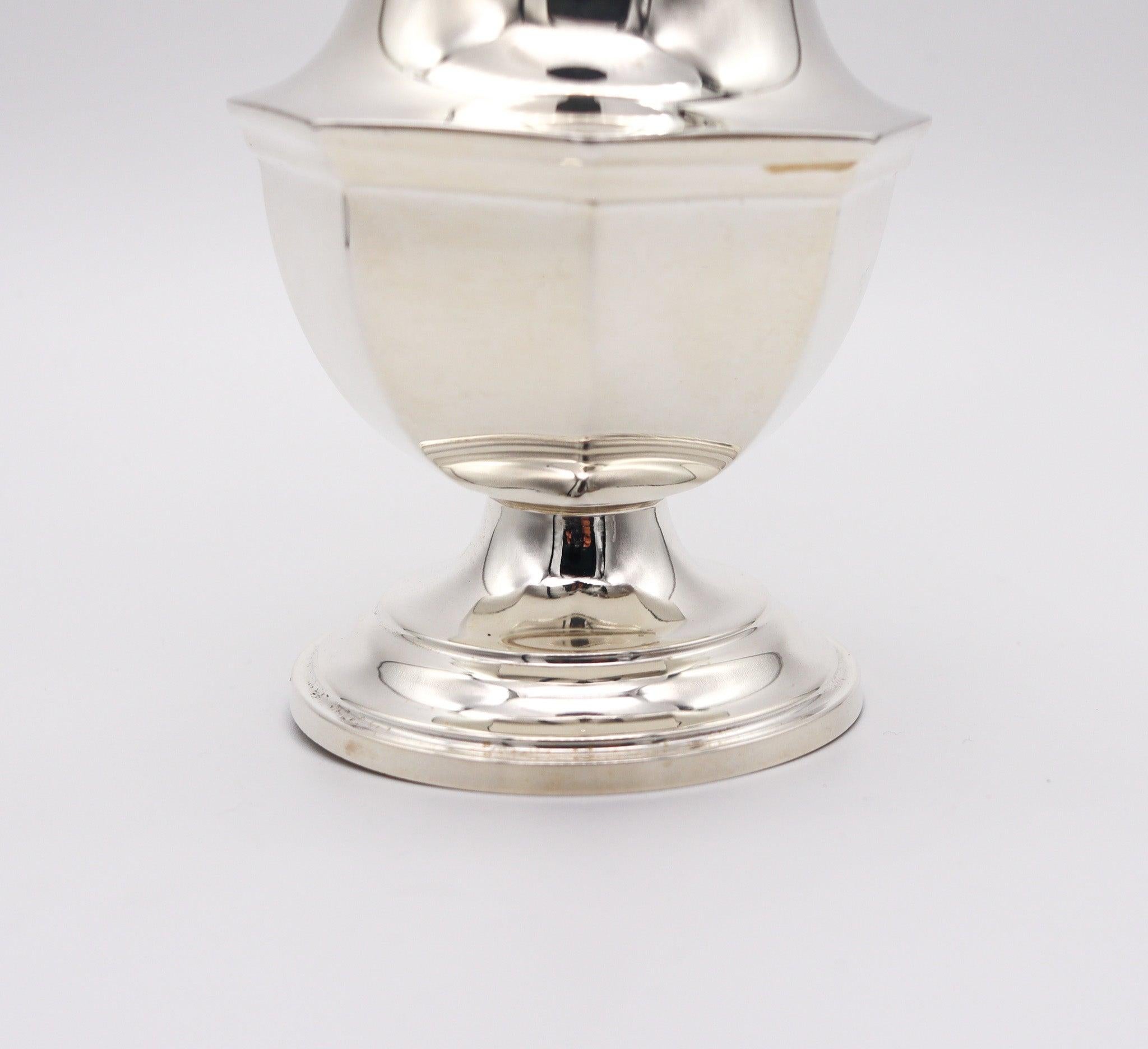 Sucrier conçu par Reed & Barton.

Il s'agit d'un sucrier en parfait état, créé en Amérique par la société d'argenterie Reed & Barton, dans les années 1953. Le Shakers muffineer a été fabriqué avec des motifs américains classiques en argent massif