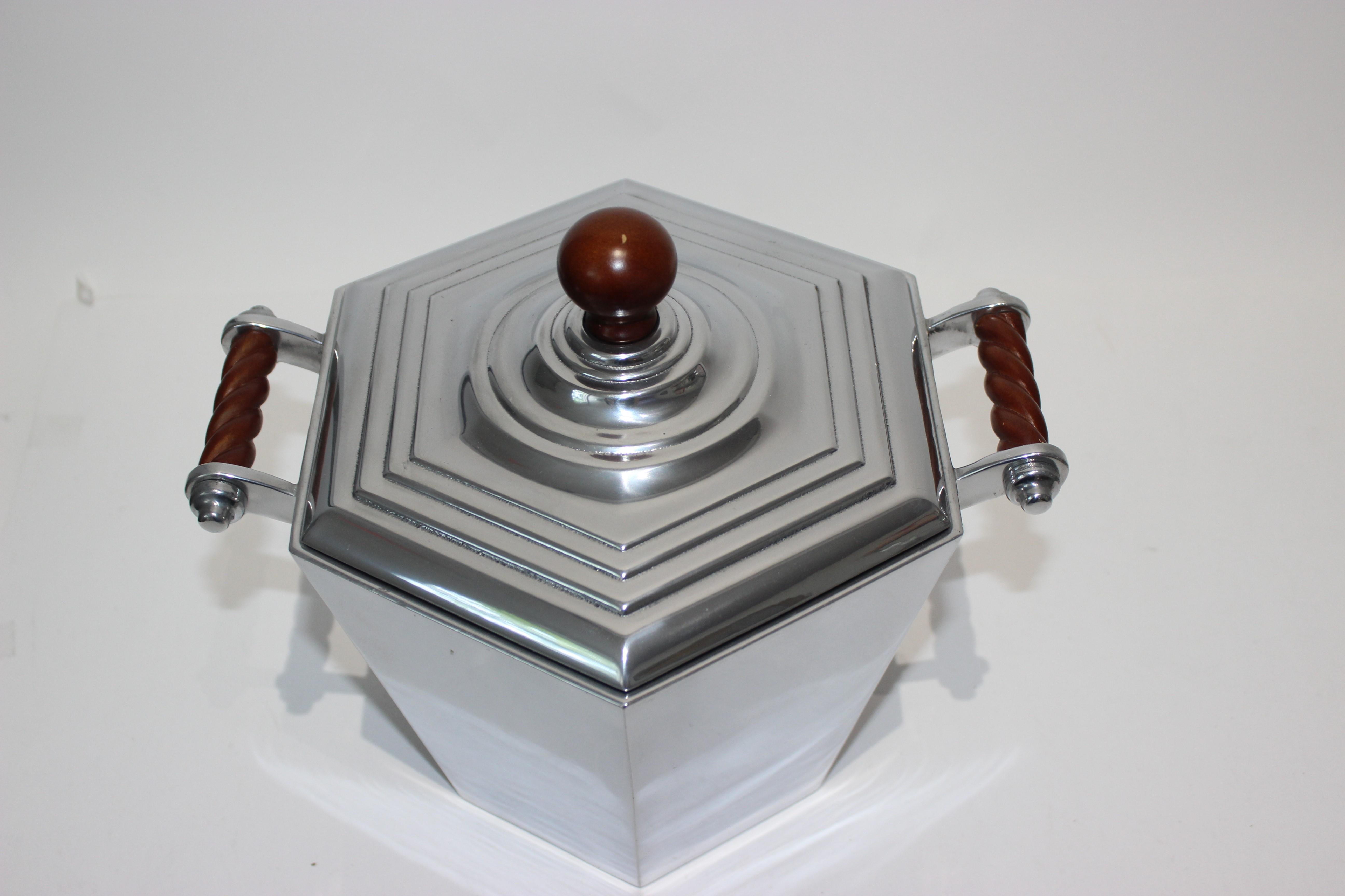 Reed & Barton Art Deco revival polished aluminum ice bucket from a Palm Beach estate.

There are some minor tiny cosmetic surface blemishes on the wood parts.

Note: the last picture shows the ice bucket in a staged setting, only the ice bucket