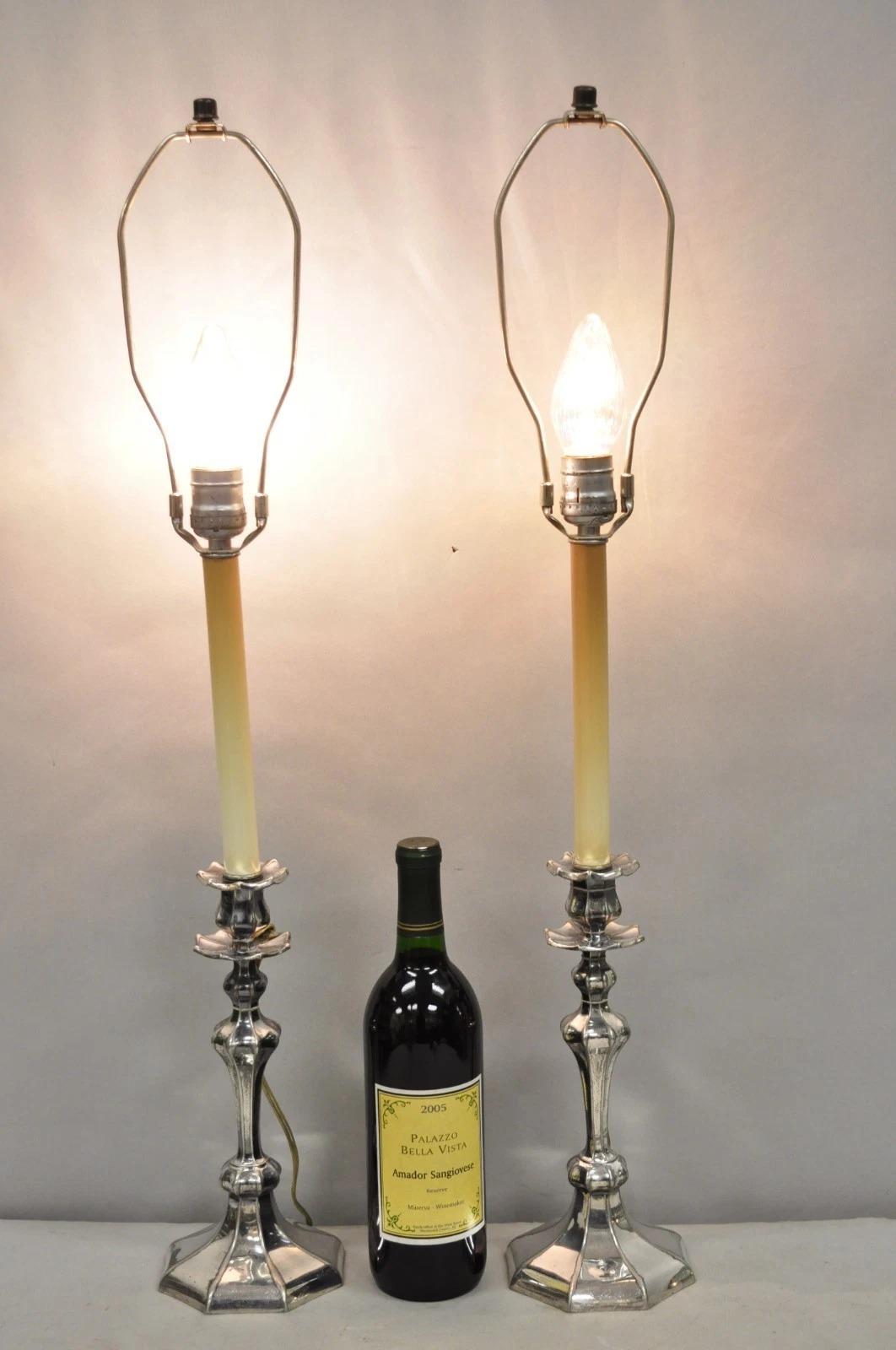 Antiguo Reed & Barton Art Nouveau Lámpara de mesa con candelabro pequeño chapado en plata - un par. Principios del siglo XX. Medidas: 29,5