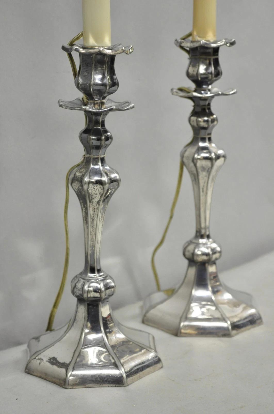 Pareja de lámparas de sobremesa Reed & Barton Art Nouveau con candelabros pequeños bañados en plata en Bueno estado para la venta en Philadelphia, PA