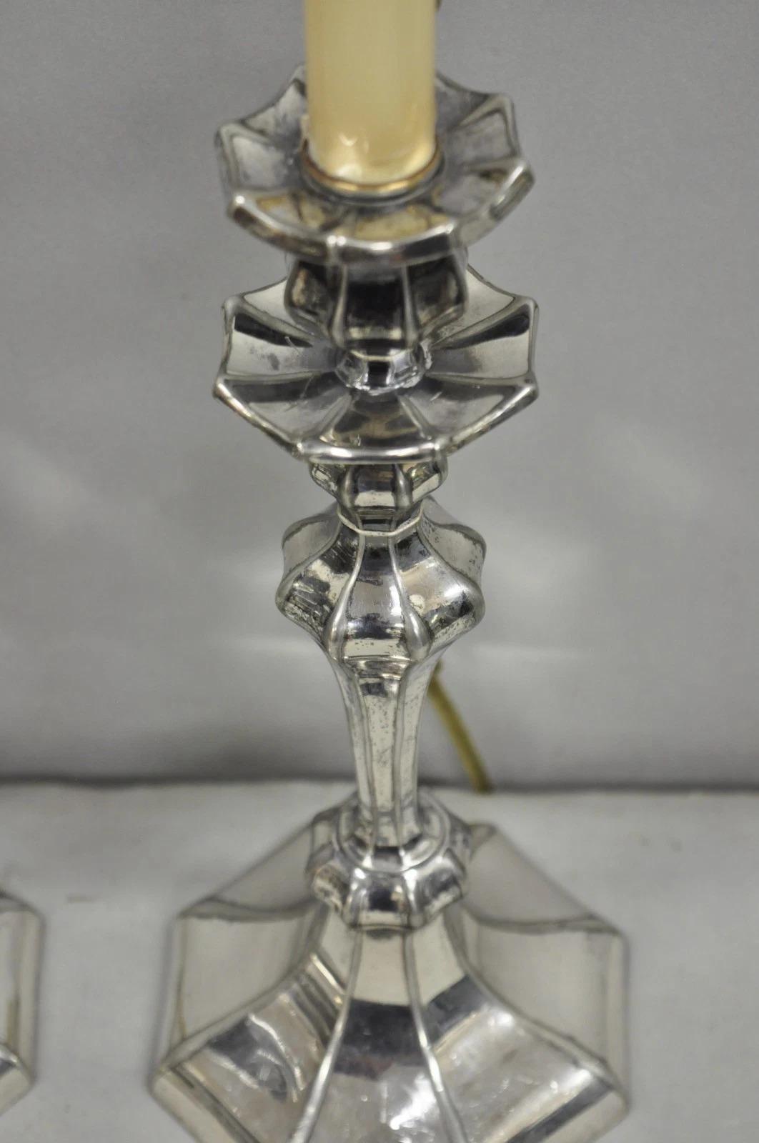 Pareja de lámparas de sobremesa Reed & Barton Art Nouveau con candelabros pequeños bañados en plata siglo XX en venta