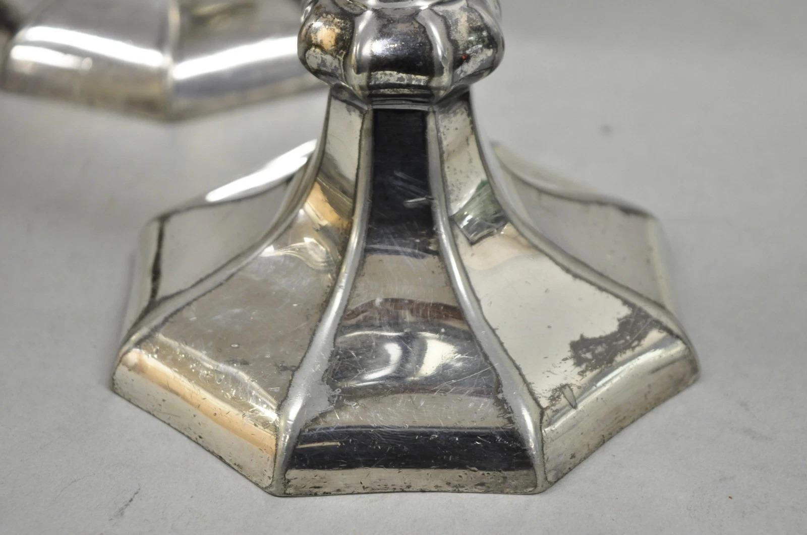 Pareja de lámparas de sobremesa Reed & Barton Art Nouveau con candelabros pequeños bañados en plata en venta 1