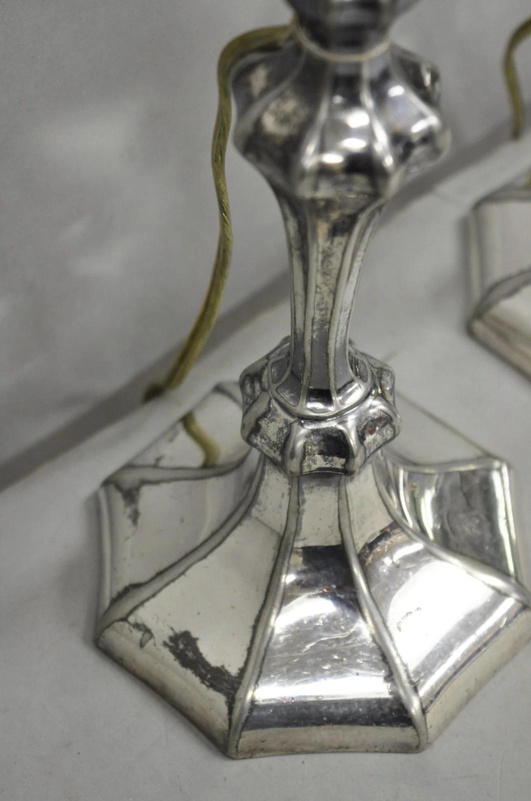 Pareja de lámparas de sobremesa Reed & Barton Art Nouveau con candelabros pequeños bañados en plata en venta 2