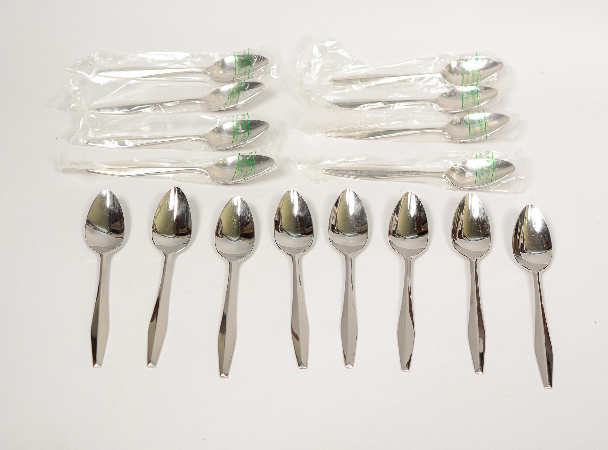 Reed & Barton Diamante Stainless Flatware Service for Eight For Sale 3