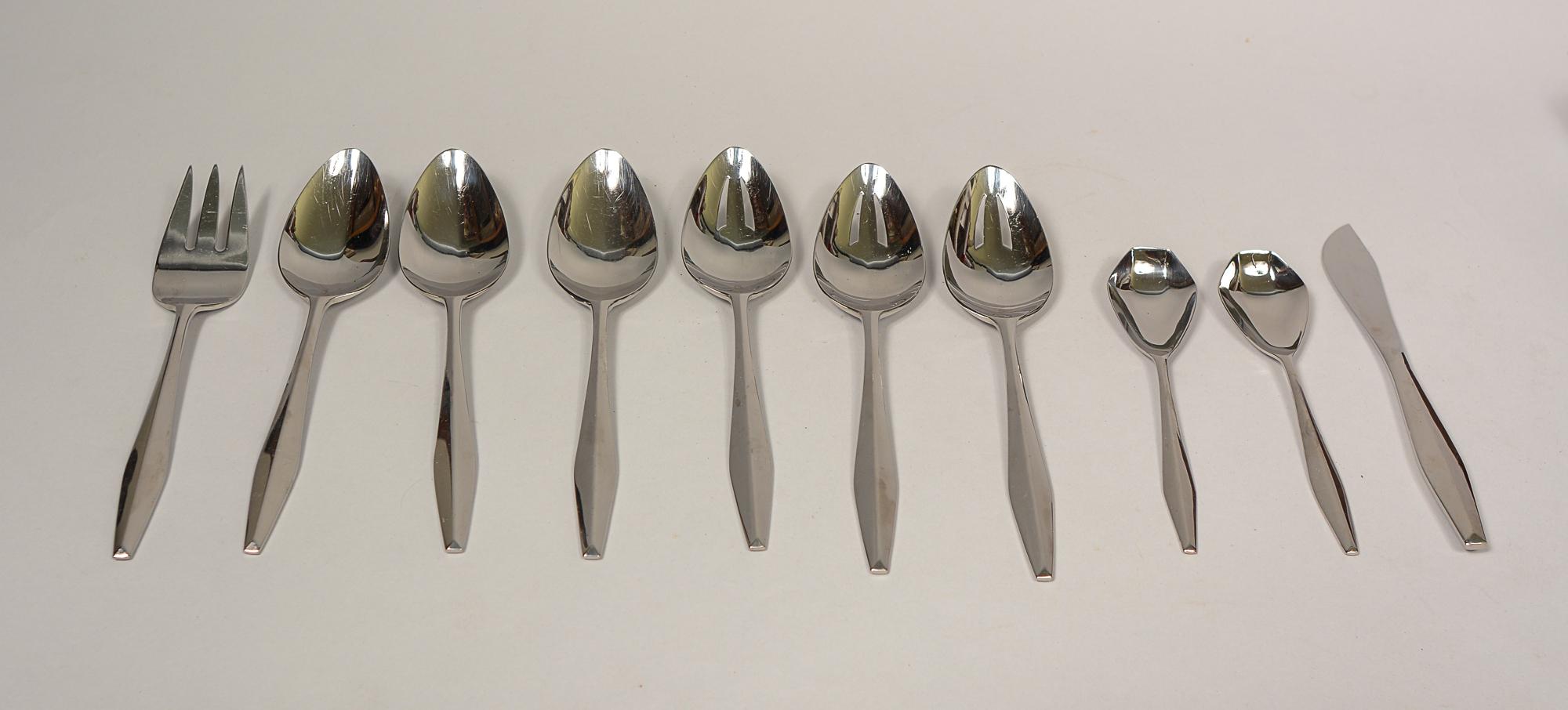 Reed & Barton Diamante Stainless Flatware Service for Eight For Sale 4