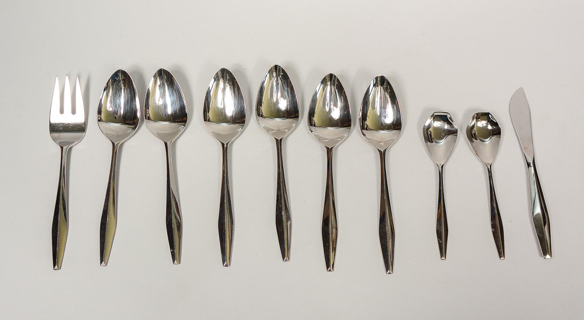 Reed & Barton Diamante Stainless Flatware Service for Eight For Sale 5