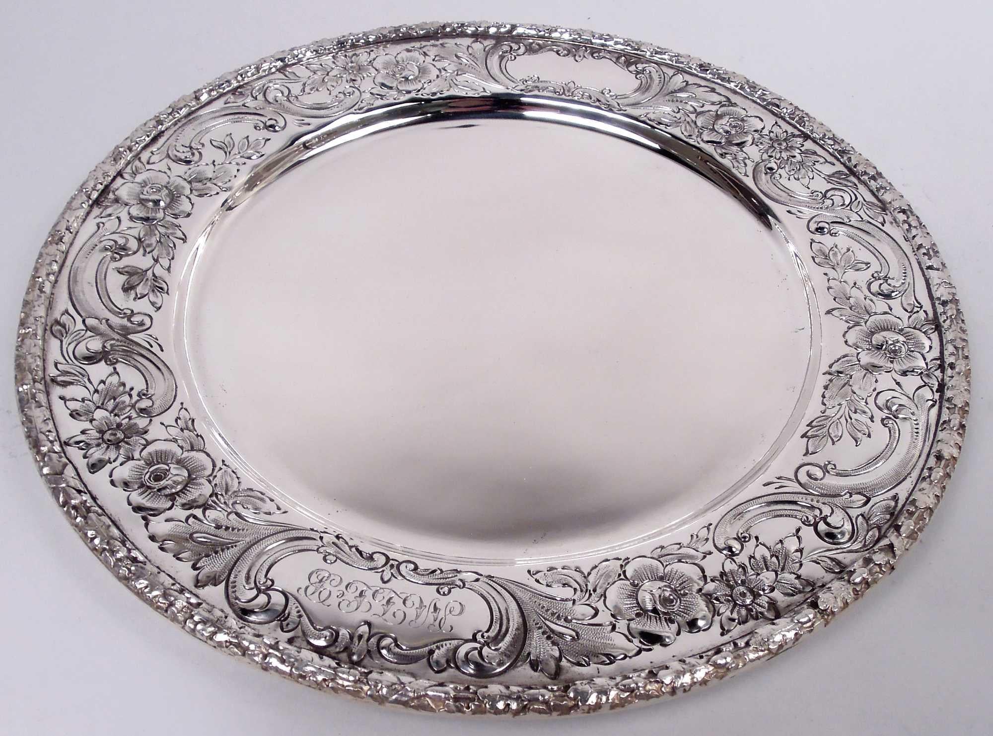 Set di 31 piatti classici edoardiani in argento sterling. Reed & Barton di Taunton, Mass., 1929-30 circa. Questo set comprende 15 piatti da portata e 16 piatti da pane e burro. Ciascuno: Pozzo profondo e semplice. La spalla presenta volute, foglie e
