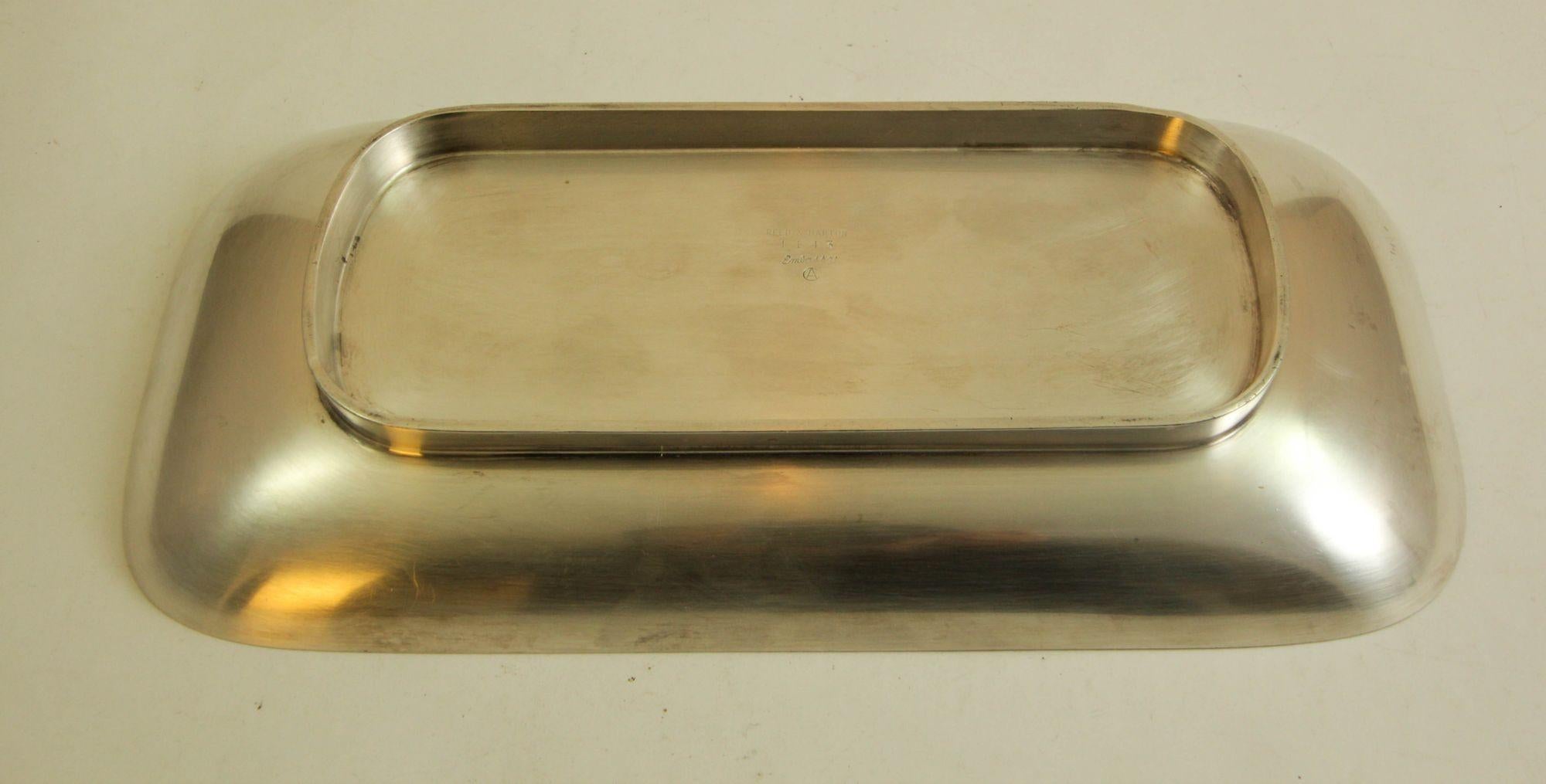 Reed & Barton 1143 Embassy Silver Plate Servierteller Tablett Platte.
Schöne Mitte des Jahrhunderts Reed & Barton Silber Platte und leuchtend grünem Emaille länglichen Teller mit Fuß.
Dieses rechteckige Brottablett war Teil des Streifzugs von Reed &
