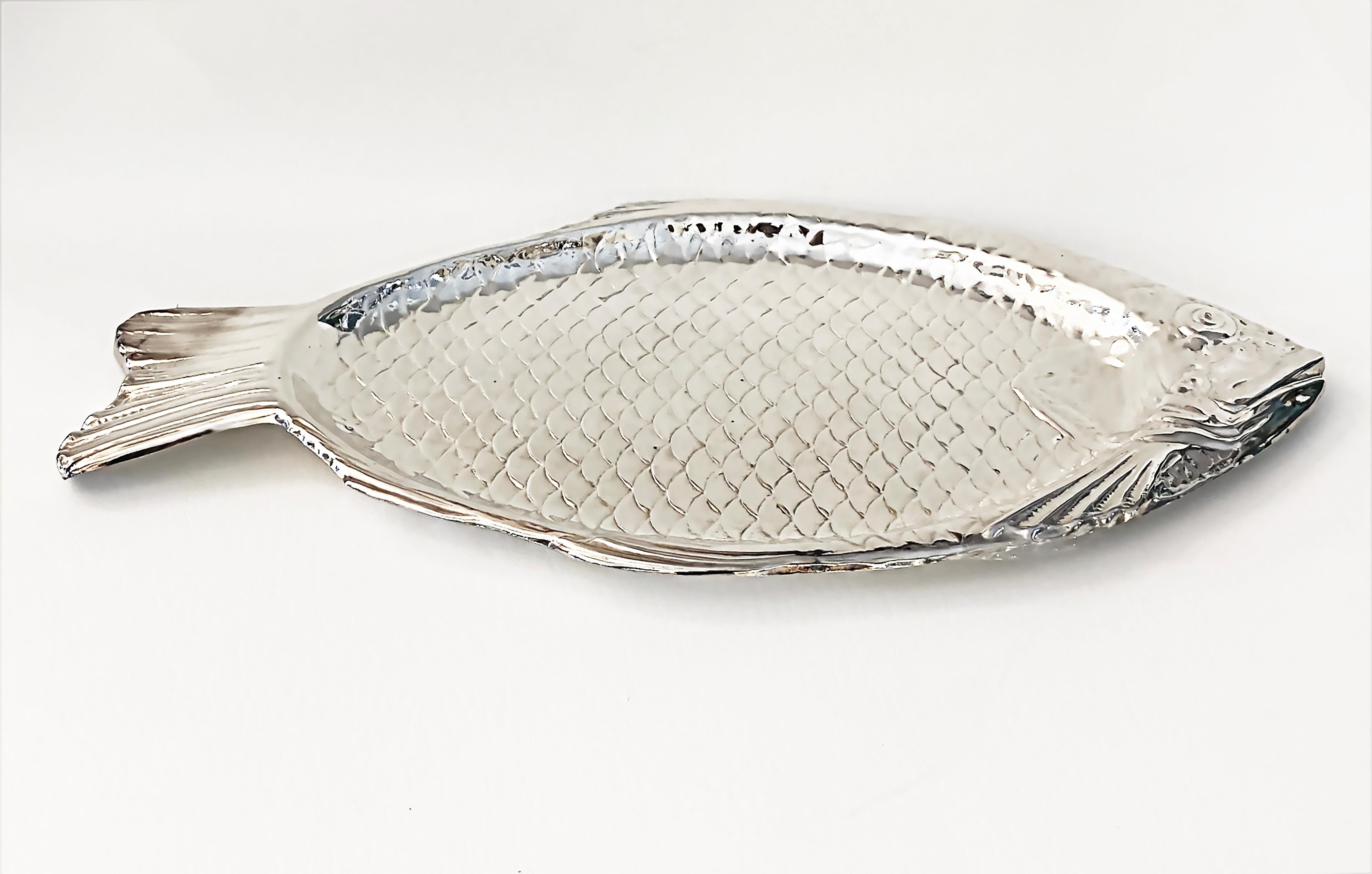 Reed & Barton Large Silver Plate Fish Serving Platter, Late 20th Century.

Offered for sale is a Reed & Barton large silver-plate fish serving platter dating from the late 20th century. The platter is in the form of a fish and is marked Reed &