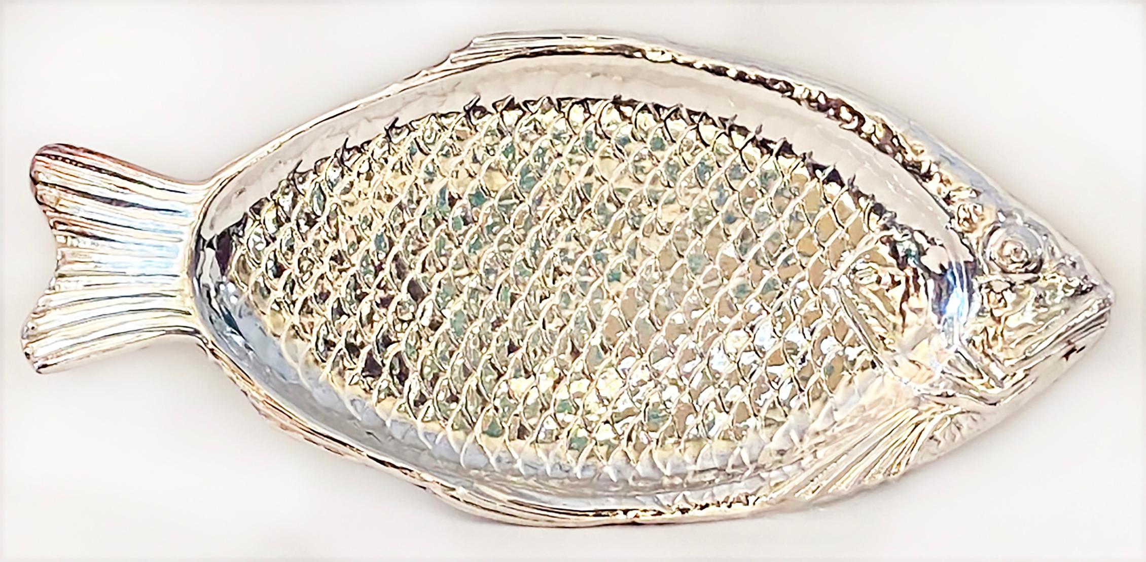Reed & Barton Large Silver Plate Fish Serving Platter, Late 20th Century In Good Condition In Miami, FL