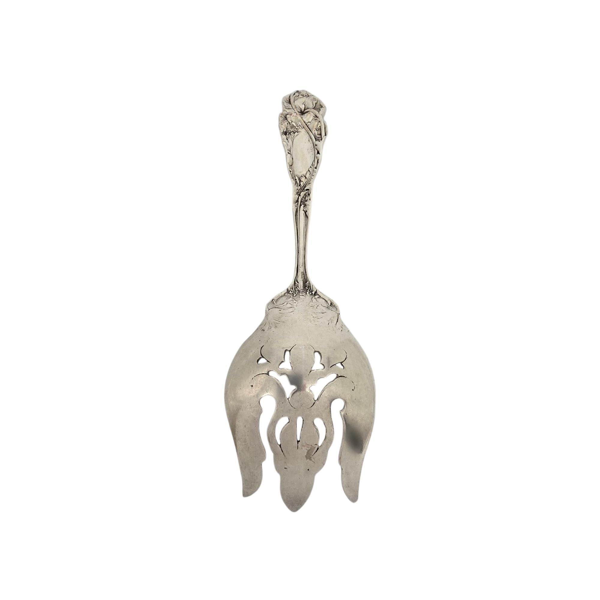 Forchetta da insalata grande in argento sterling Reed & Barton, modello Love Disarmed.

Nessun monogramma o incisione

Il modello Love Disarmed è stato disegnato da Charles A Bennett, intorno al 1899. Si tratta di un modello ornato e drammatico da