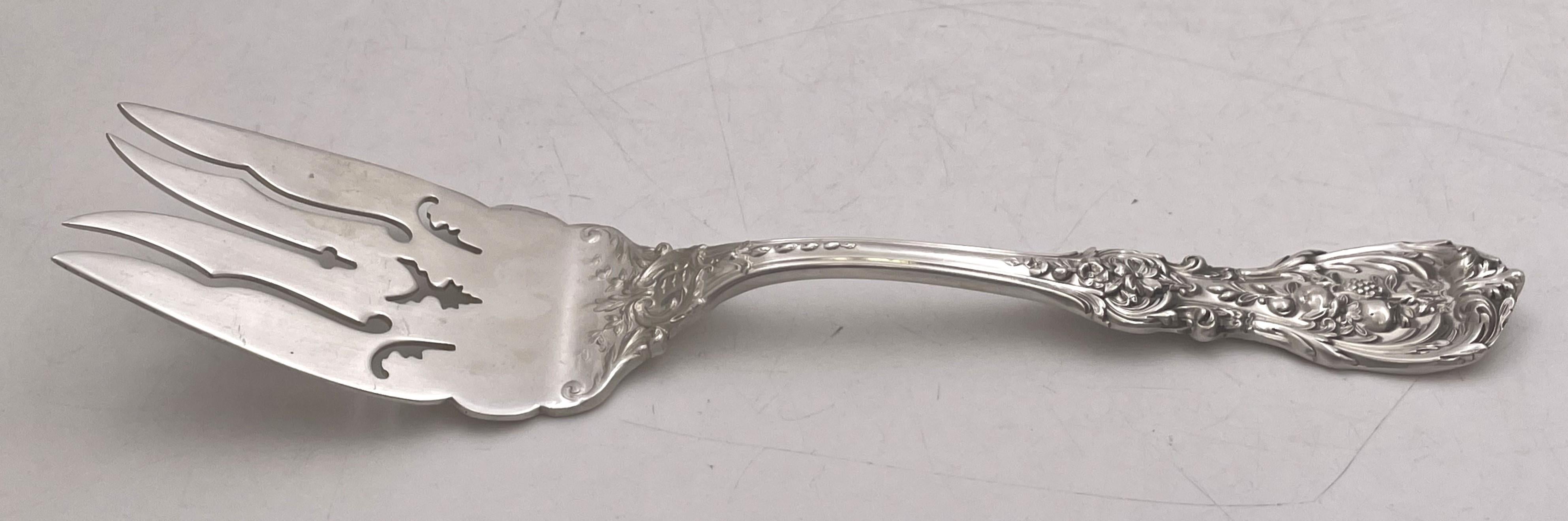 Reed & Barton, un set di 6 server in argento sterling con motivo Francis I e in stile Art Nouveau, del XX secolo, composto da:
un forchettone da carne fredda della lunghezza di 9 1/2''.

un set da insalata a forma di cuore interamente in argento