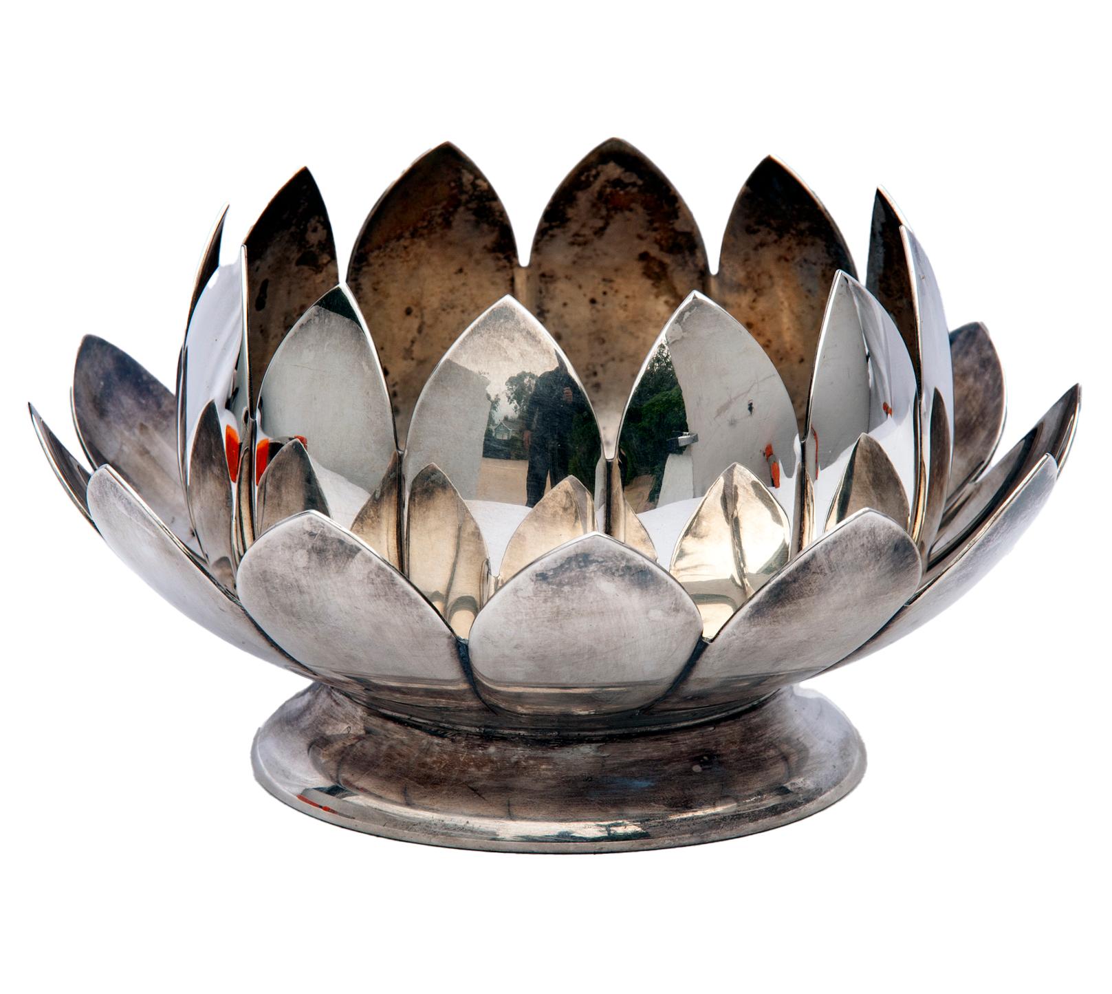 Vintage Reed and Barton silver plated stacking Lotus serving bowls. Fit wonderfully together or elegant for use separately.
The 3 piece set includes a flower tray.
