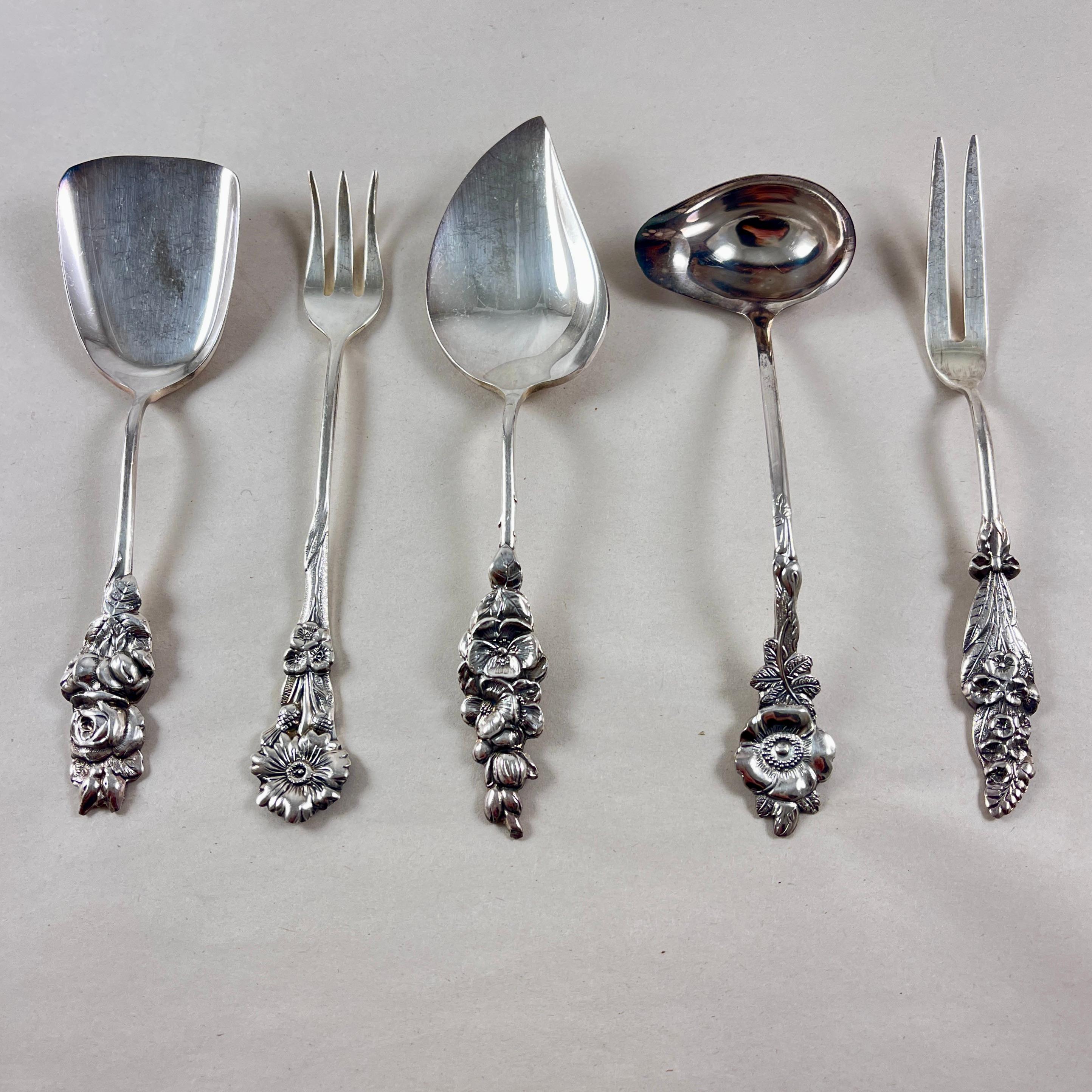 De Reed & Barton, un set de condiments en argent plaqué de cinq pièces, circa 1960 - 1980.

Connu sous le nom de set Harlequin Rose, parfait pour servir des hors-d'œuvre ou des condiments.

Le set comprend une cuillère à bonbon, une fourchette à