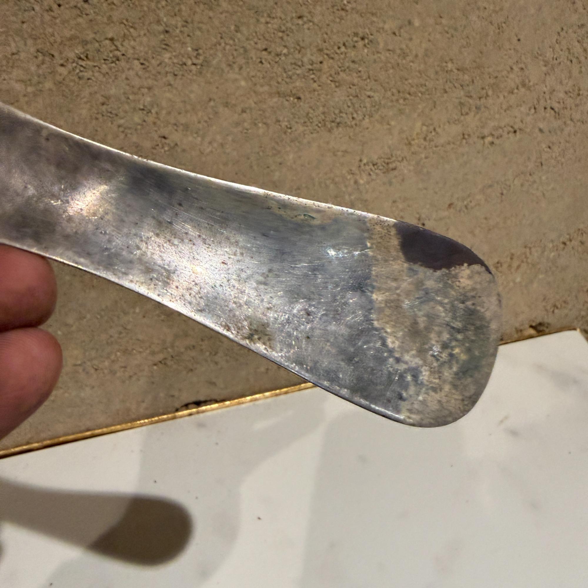 Plaqué argent Reed & Barton Silver Plate Shoe Horn Mid Century Modern Patinated (corne à chaussures en métal argenté) en vente