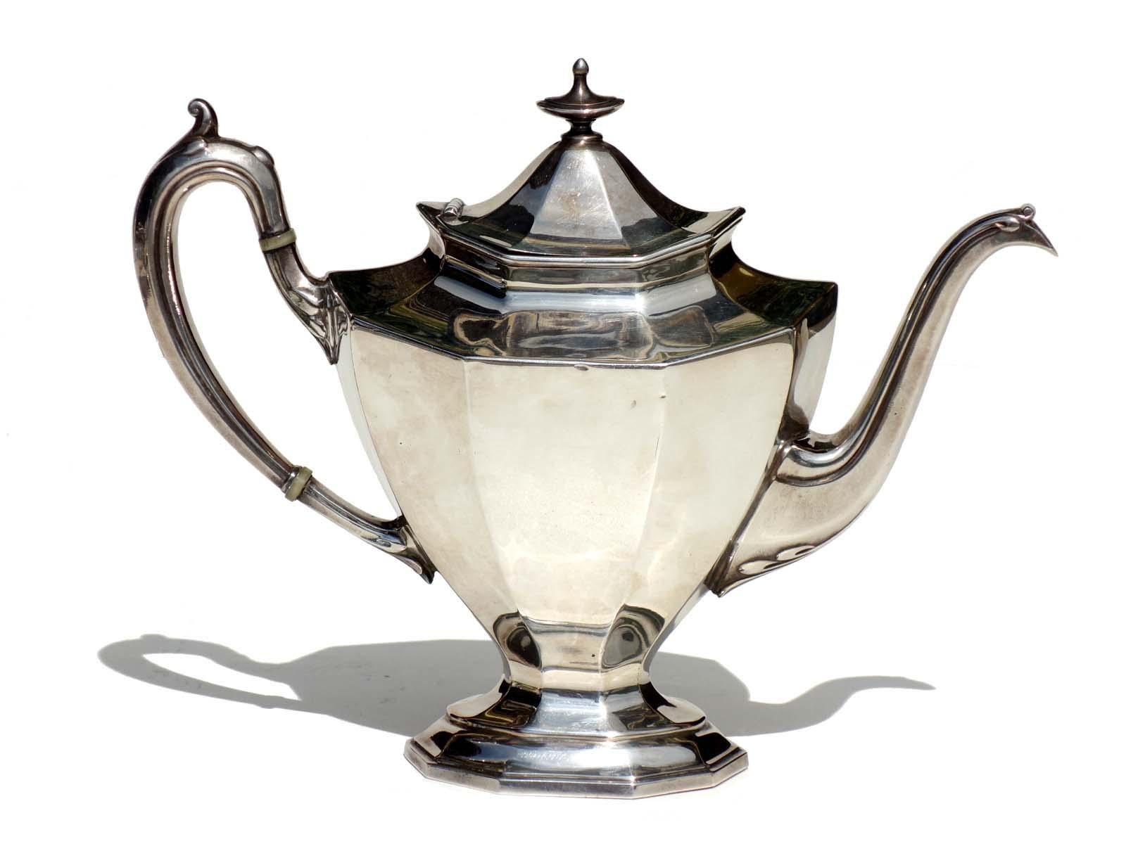 A Reed & Barton silver plate, five-piece tea and coffee service. This set includes a creamer, a lidded sugar bowl, a waste bowl, a coffee pot, and a teapot. All pieces are hallmarked to the bottom.

Measures: Teapot: H 28 x 25 x 13 cm
Coffeepot: