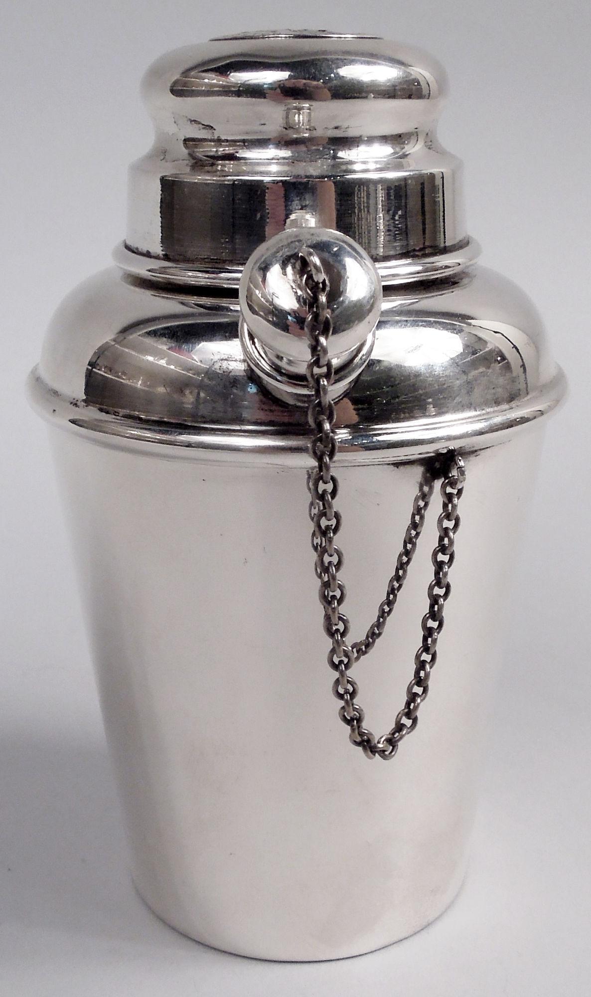 Mini shaker da martini in argento sterling in stile Midcentury Modern. Reed & Barton di Taunton, Mass., 1939 circa. Fianchi dritti e affusolati, spalla curva e collo corto. Coperchio a forma di focaccina e beccuccio con cappuccio a forma di palla