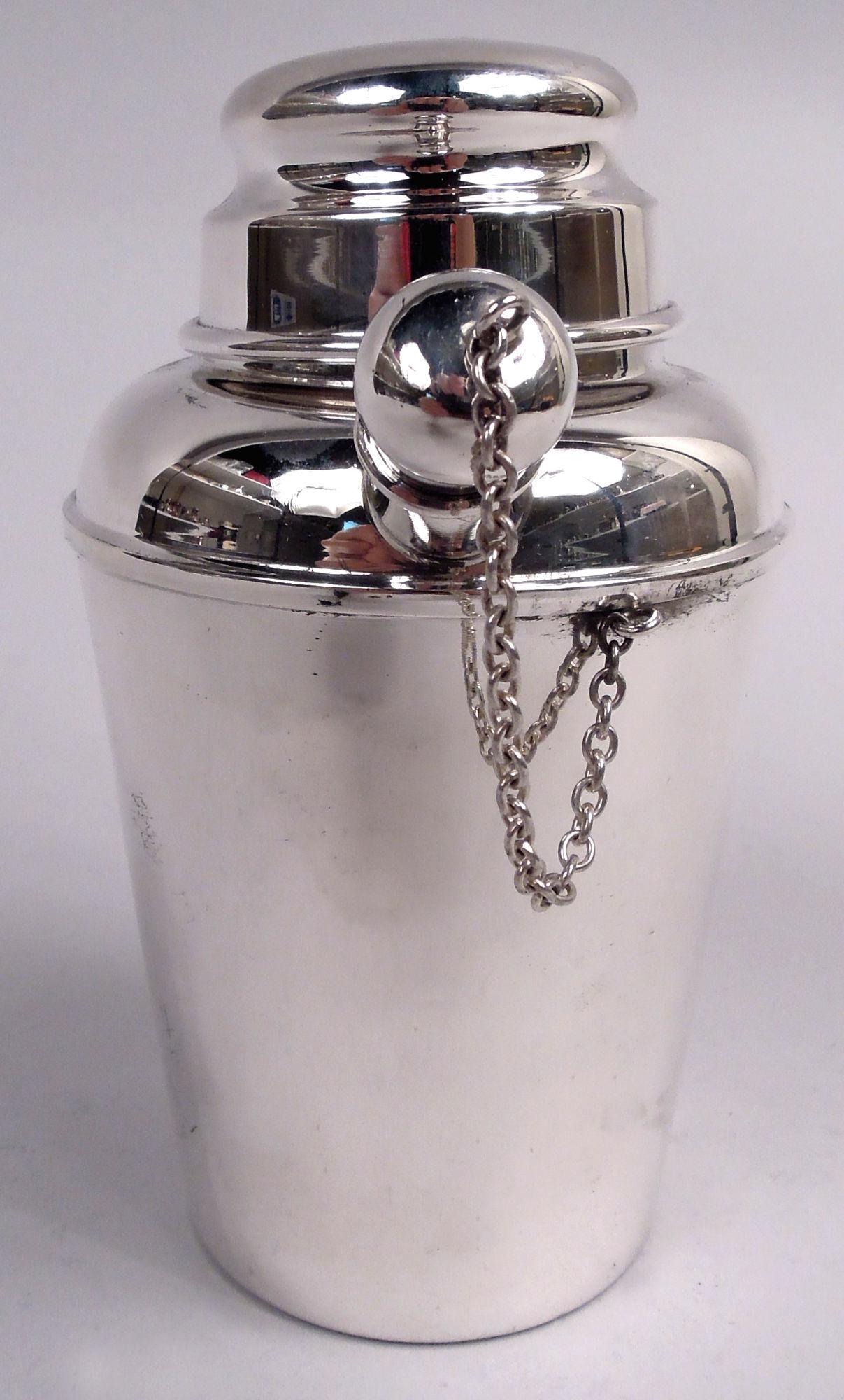 Mini coctelera de martini de plata de ley moderna de mediados de siglo. Fabricado por Reed & Barton en Taunton, Massachusetts. Lados rectos y afilados, hombro curvado y cuello corto. Cubrepollos ajustado y boquilla rechoncha con tapón de bola