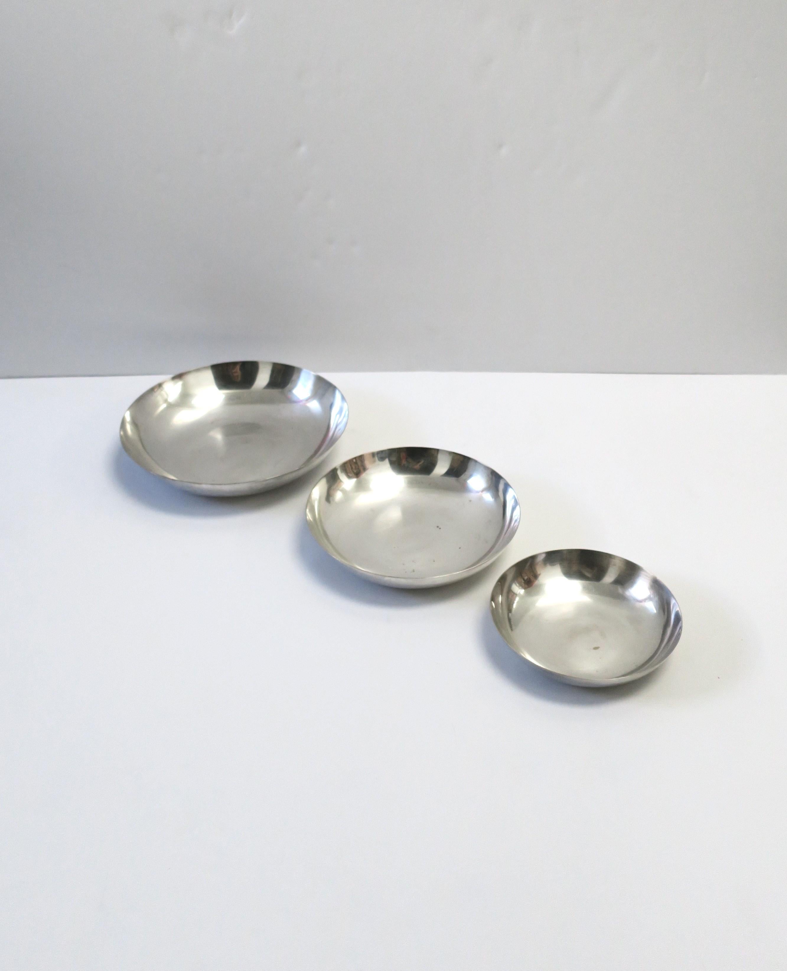 Minimalist Reed & Barton Sterling Silver Plate Serving Bowls, Set of 3 For Sale