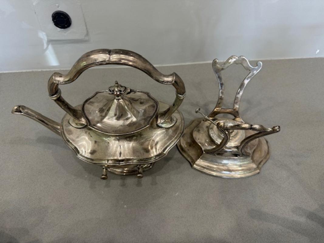Teaset in argento Sterling di Reed & Barton
HEPPLEWHITE 1907 Reed & Barton, set da tè, bollitore d'acqua, caffè, 6 pezzi in sterling


Caratteristiche speciali: 560
Sterling, Oggetti cavi
Pezzo fuori produzione
Codice pezzo: STSWK
Condit: Usato