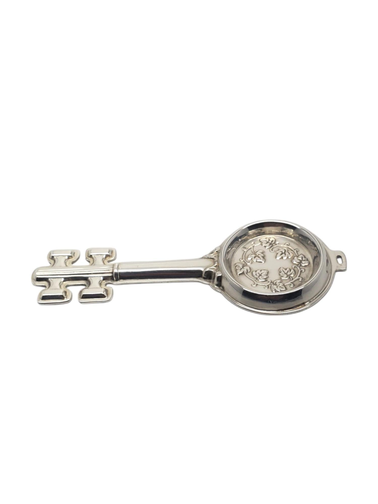 Ciondolo a forma di chiave di assaggiatore di vino in argento sterling Reed & Barton - CIRCA 1880

Questa chiave per assaggiatori di vino in argento sterling Reed & Barton, risalente al 1880 circa, è in realtà una riproduzione