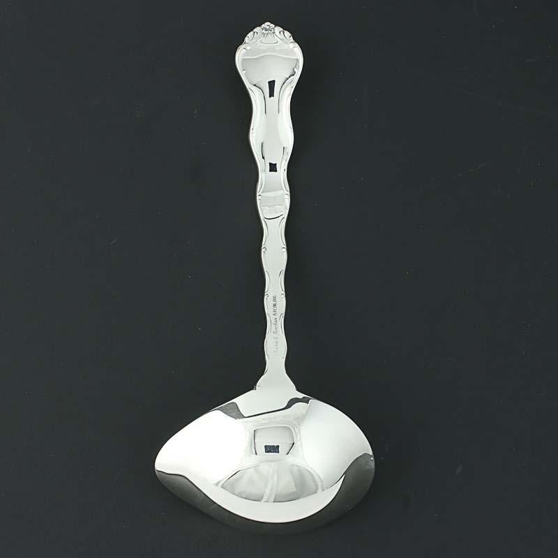 Artikel: Satz mit 2 Soßenkellen
Marke: Reed & Barton
Muster: Tara
Musternummer: 1955
Monogramm: Nein
Briefmarken: Reed & Barton, Sterling
Metallgehalt: Sterling Silber
Abmessungen: 6 5/8
