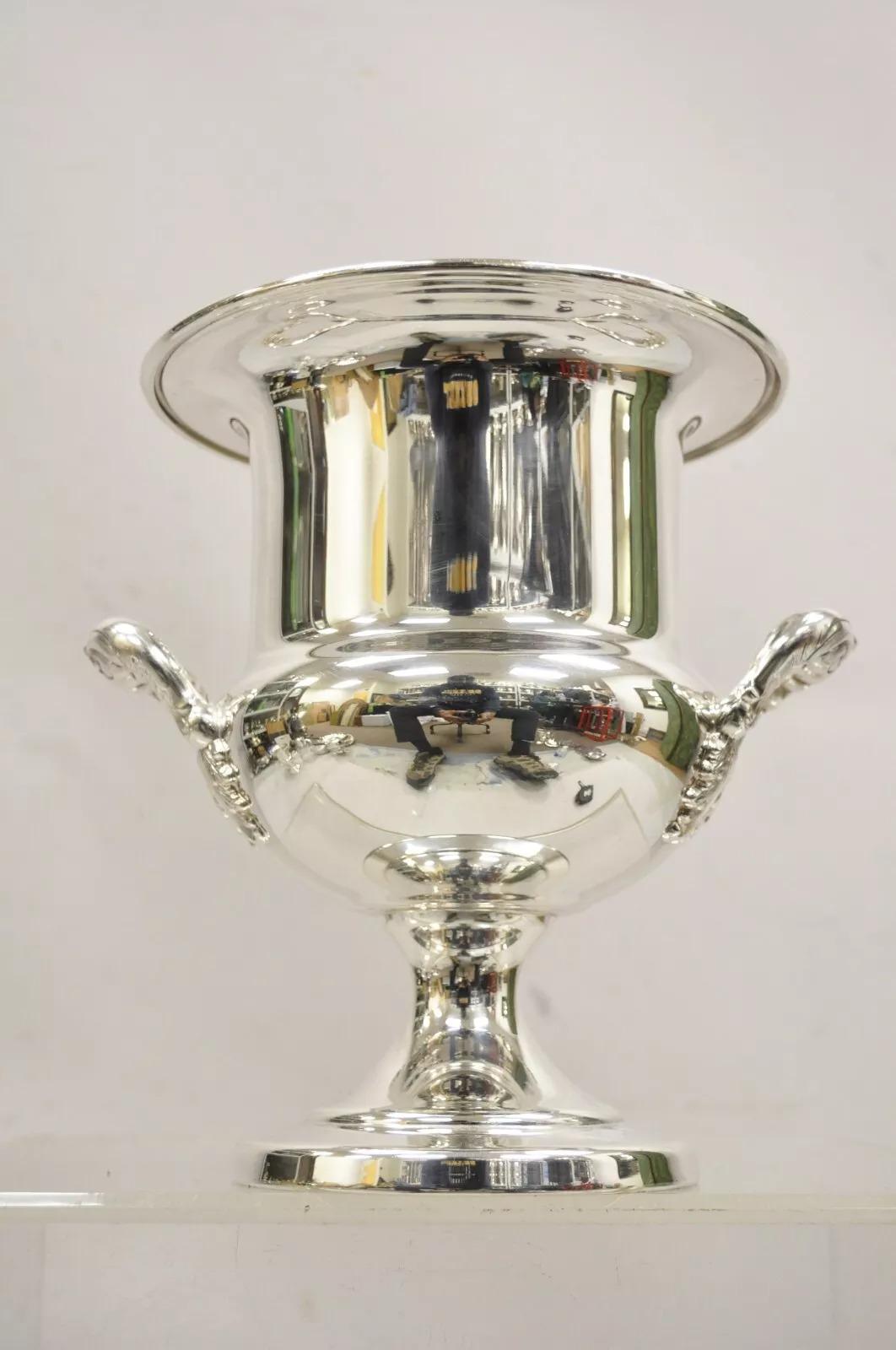 Reed & Barton Copa trofeo ornamentada de doble asa chapada en plata Cubitera enfriadora de champán con forro metálico. Mediados del siglo XX. Medidas: 10
