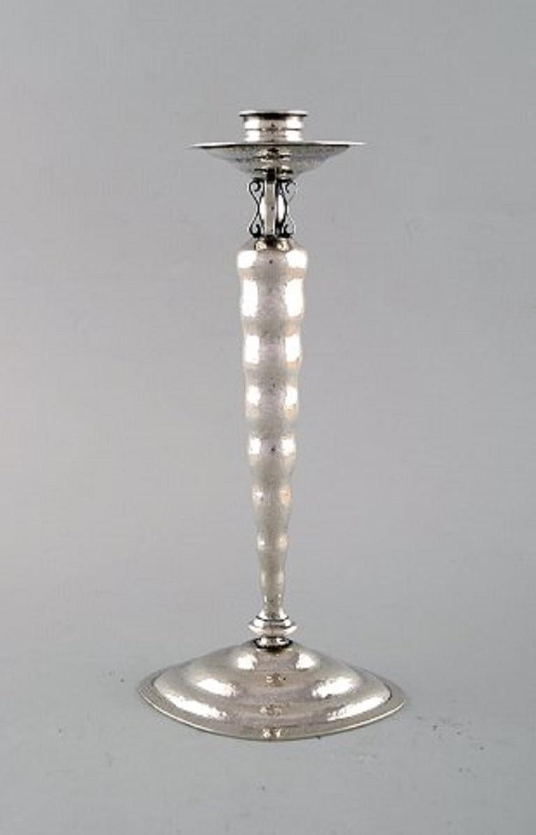 Reed & Barton, USA. A pair of candlesticks in hammered sterling silver. High quality, circa 1930.
Measures: 25 x 12 cm.
In very good condition.
Stamped.