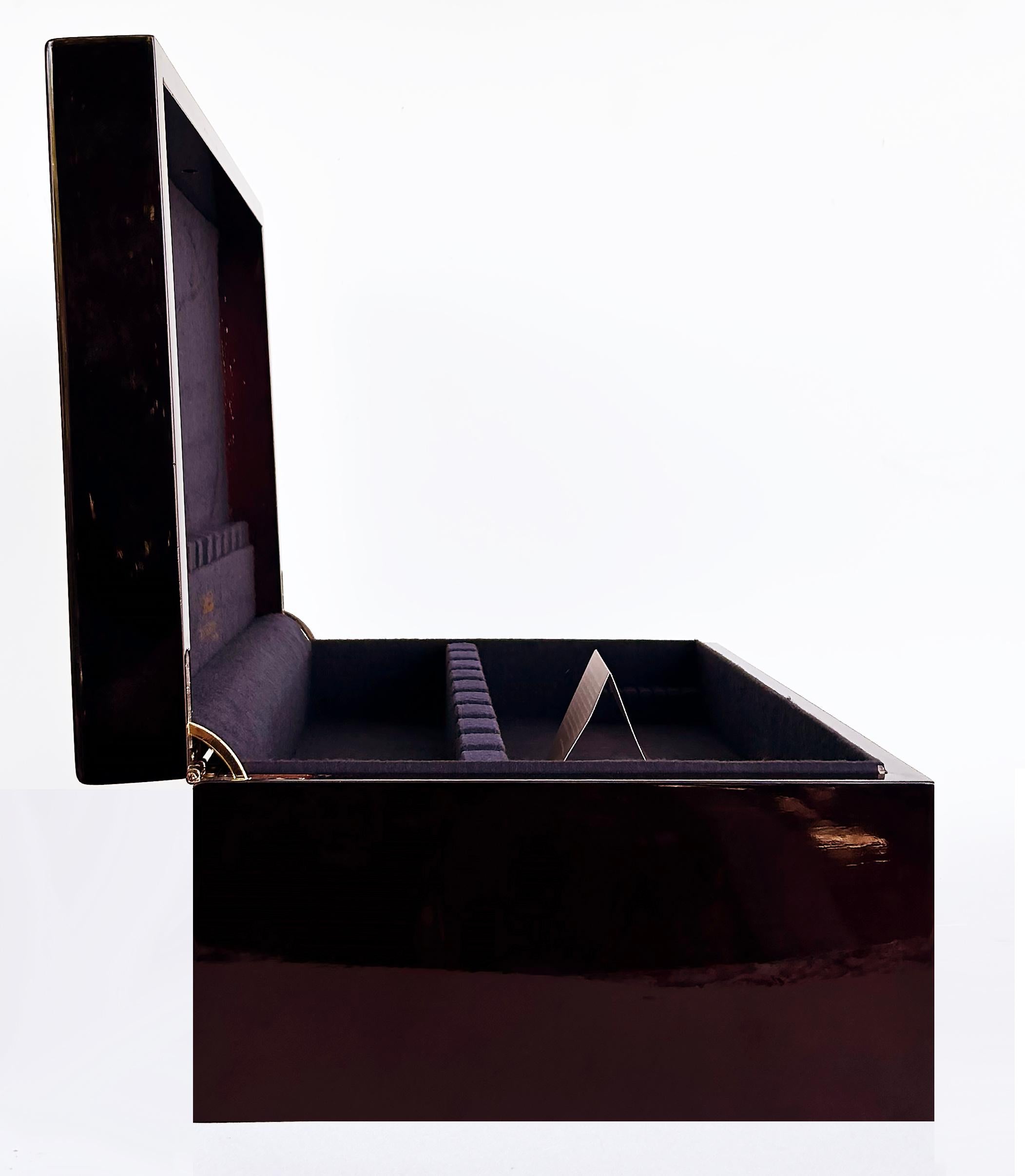 Reed & Barton Williamsburg Collection Inlaid Flatware Chest with Drawer In Good Condition For Sale In Miami, FL