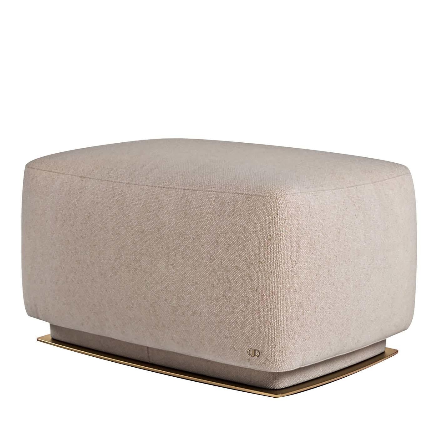 Complément naturel du fauteuil en roseau, ce pouf présente une silhouette simple et élégante, recouverte d'un tissu beige. Le padding est composé de différentes couches de caoutchouc multi-densité, entièrement recouvertes d'une fine couche de plumes