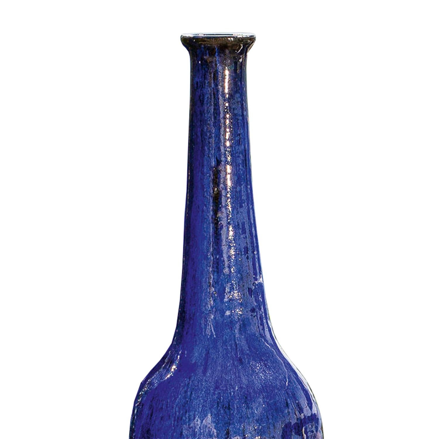 Vase Reed Blue Medium tout en céramique
en finition bleue. Chaque pièce est unique en raison
à la technique de production de la céramique.