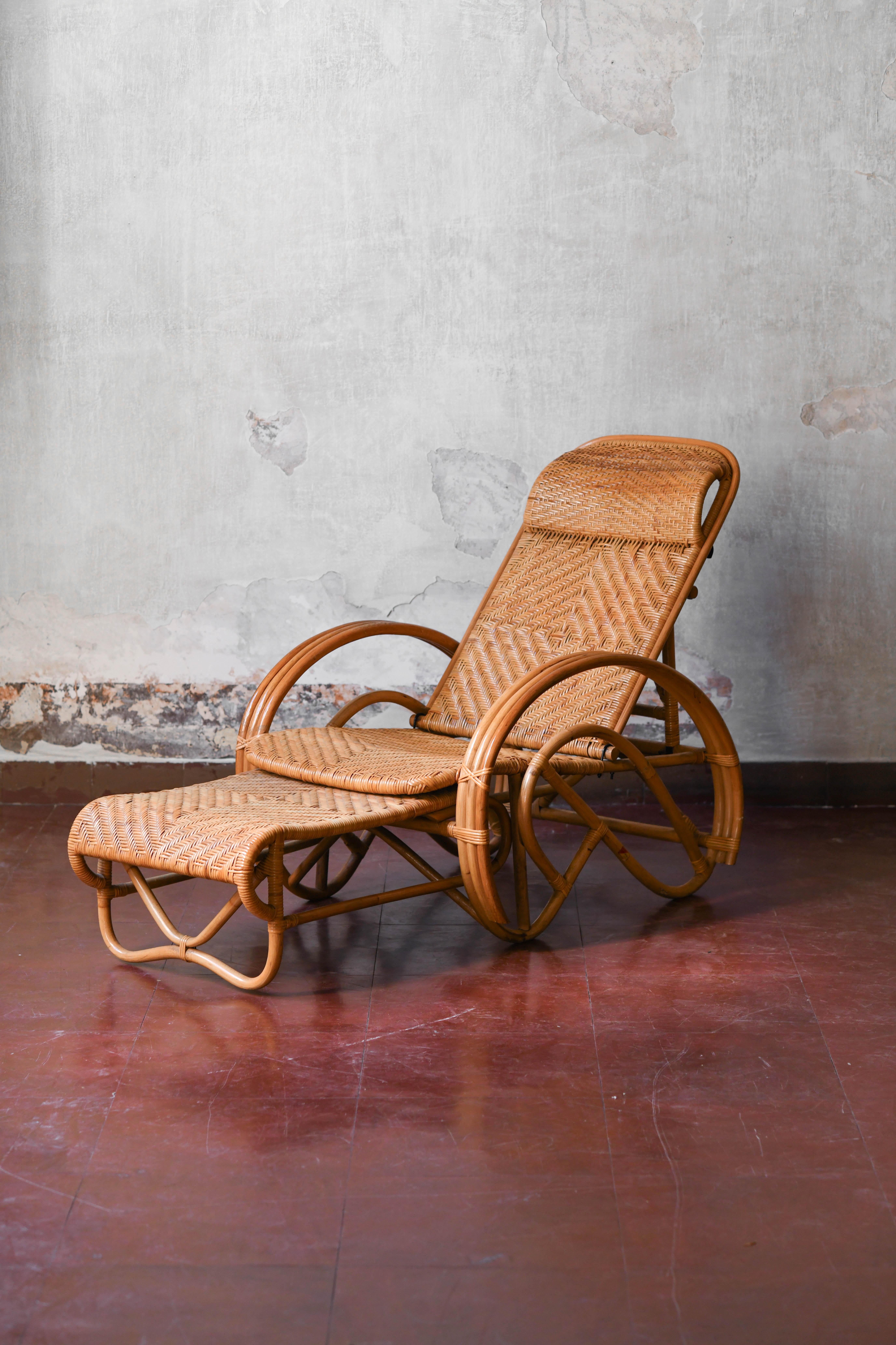 Chaise longue en roseau avec accoudoirs et repose-pieds Italie 1980
Détails du produit
Dimensions : 62 L x 73 H x 155 D cm