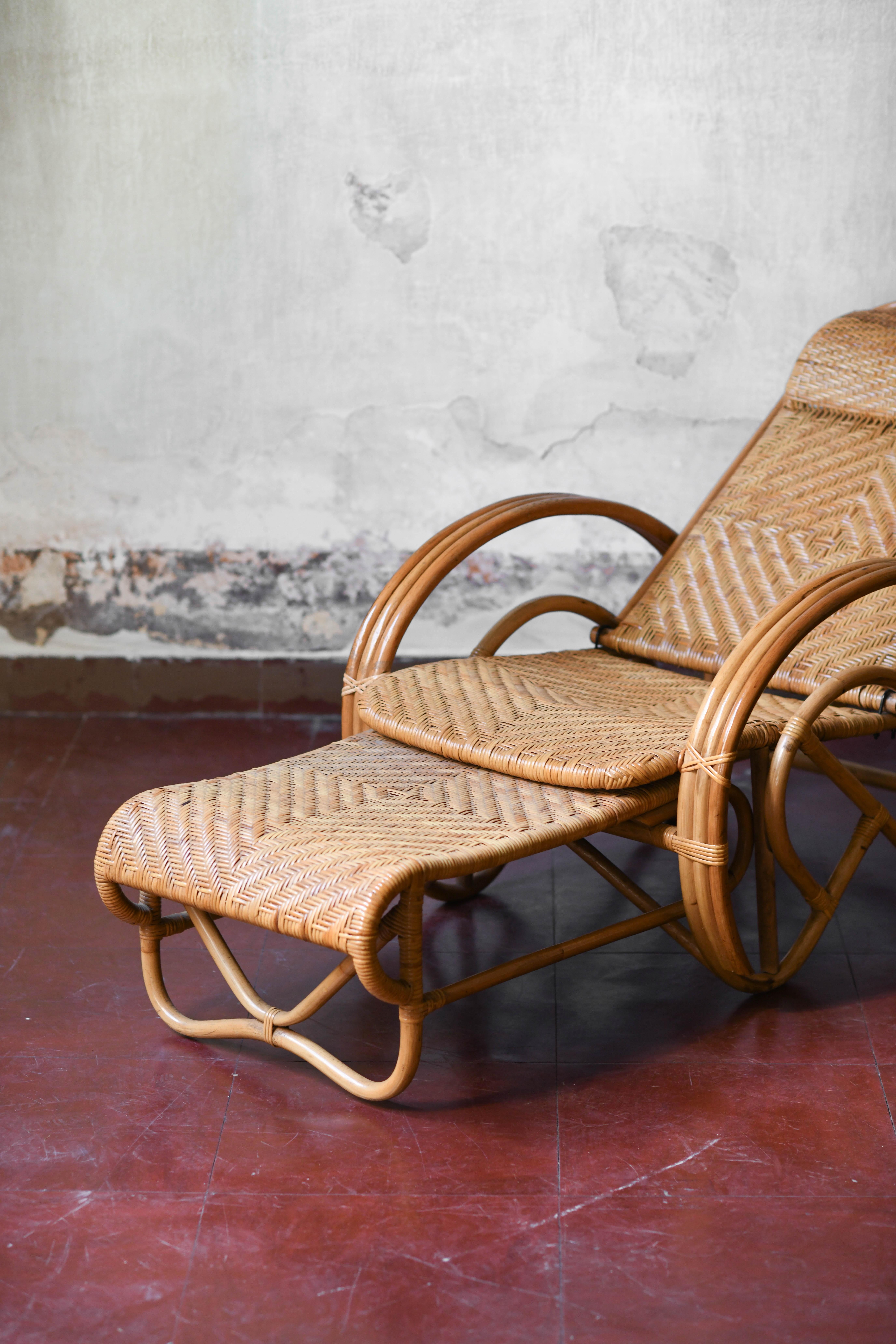 Fin du 20e siècle Chaise longue en roseau avec accoudoirs et repose-pieds Italie 1980 en vente