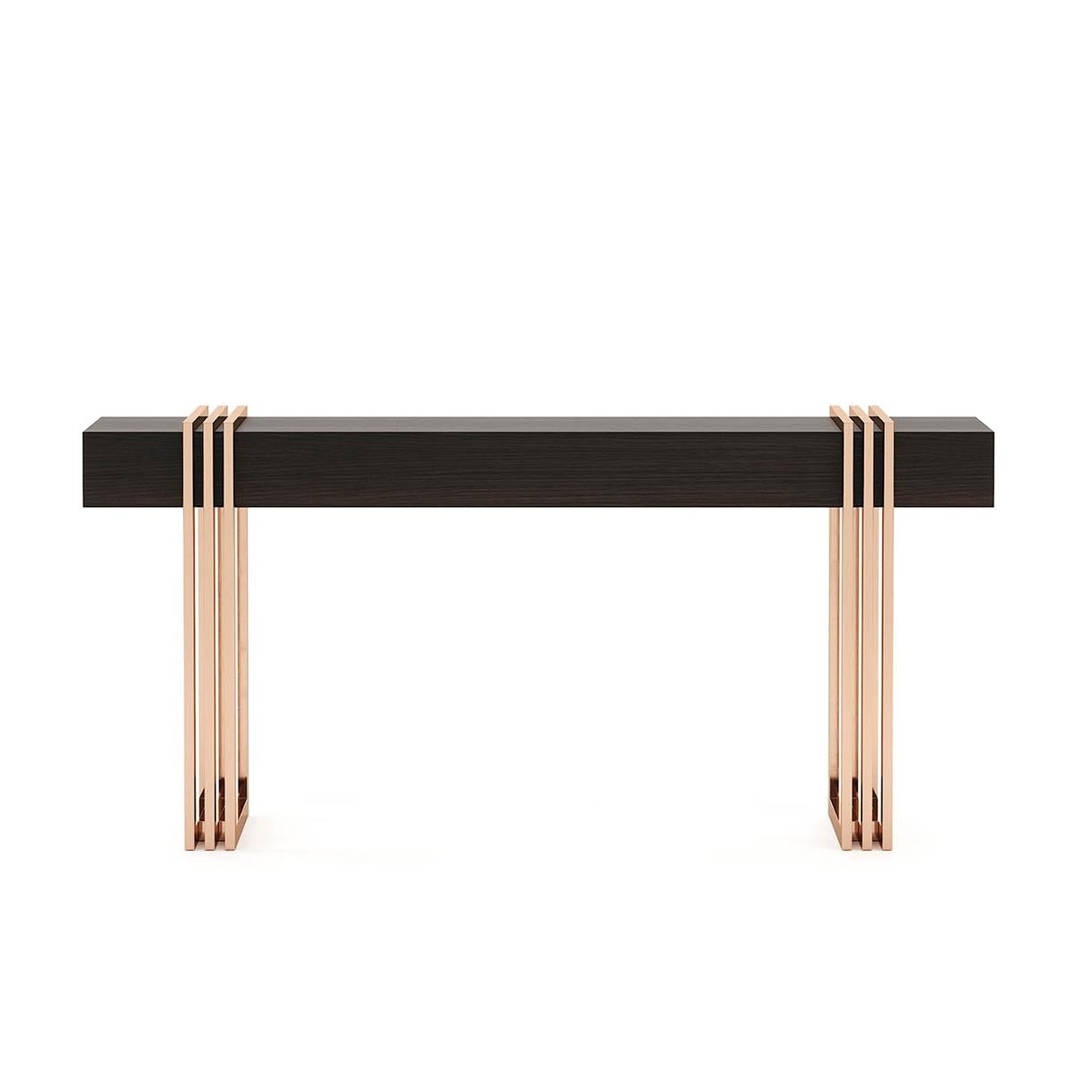 Console table reed with solid matte eucalyptus wood
top in smocked matte finish and with polished stainless
steel base in copper finish.
Also available with other wood finishes and other
stainless steel finishes on request.