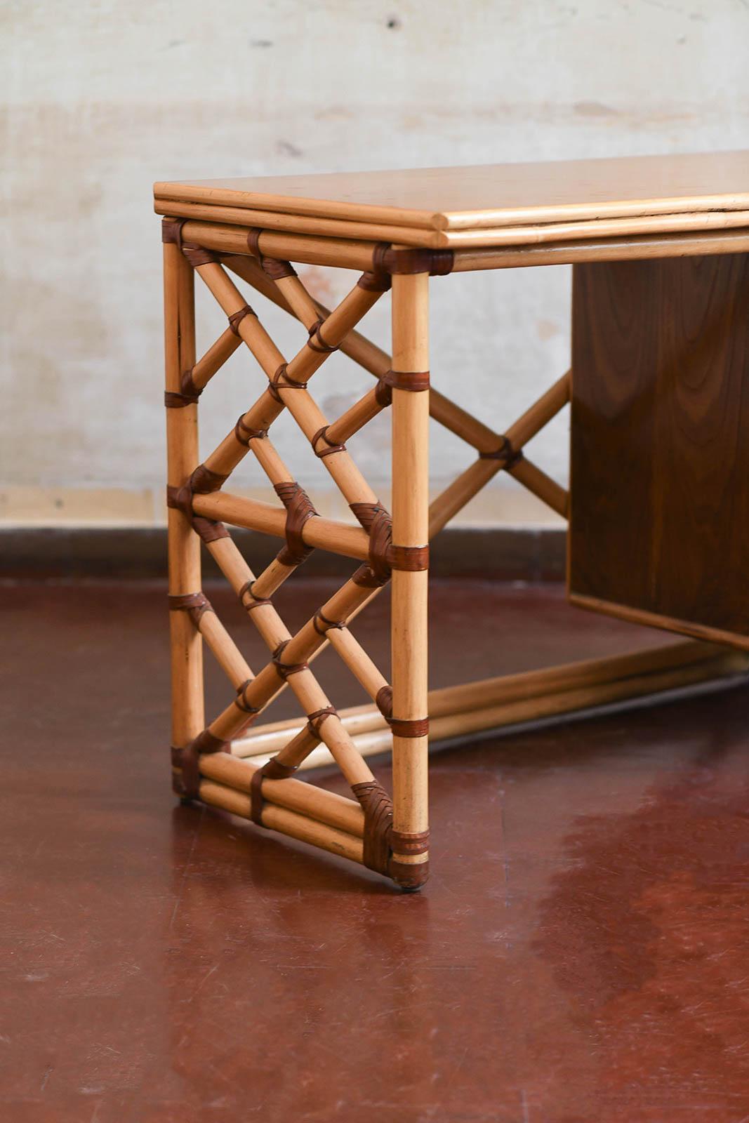 Reed desk with wooden shelf, drawers and leather bindings, by Gervasoni, 1970s In Good Condition For Sale In Roma, RM